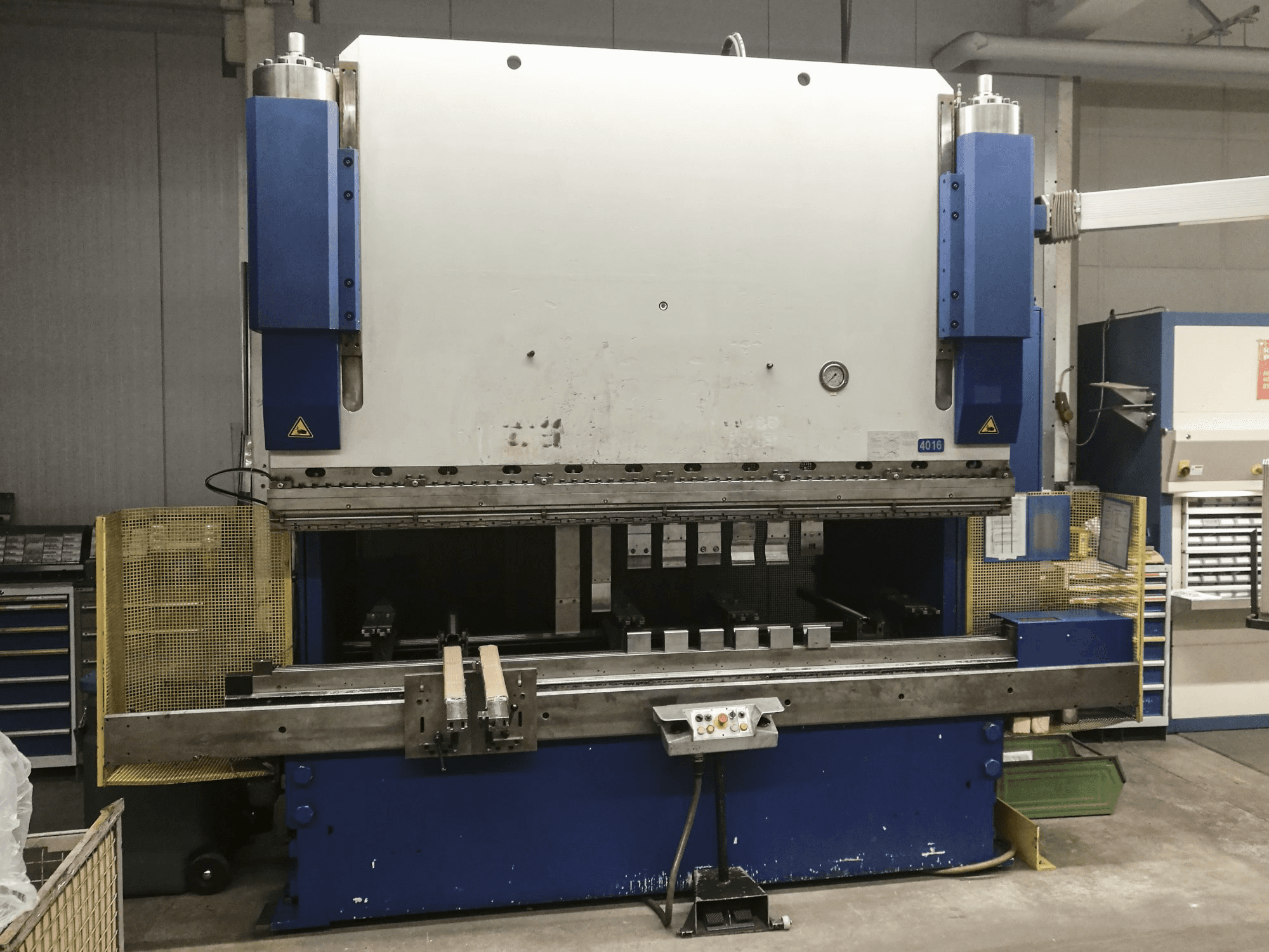 A HAEMMERLE AP 200-3100 gép elölnézete