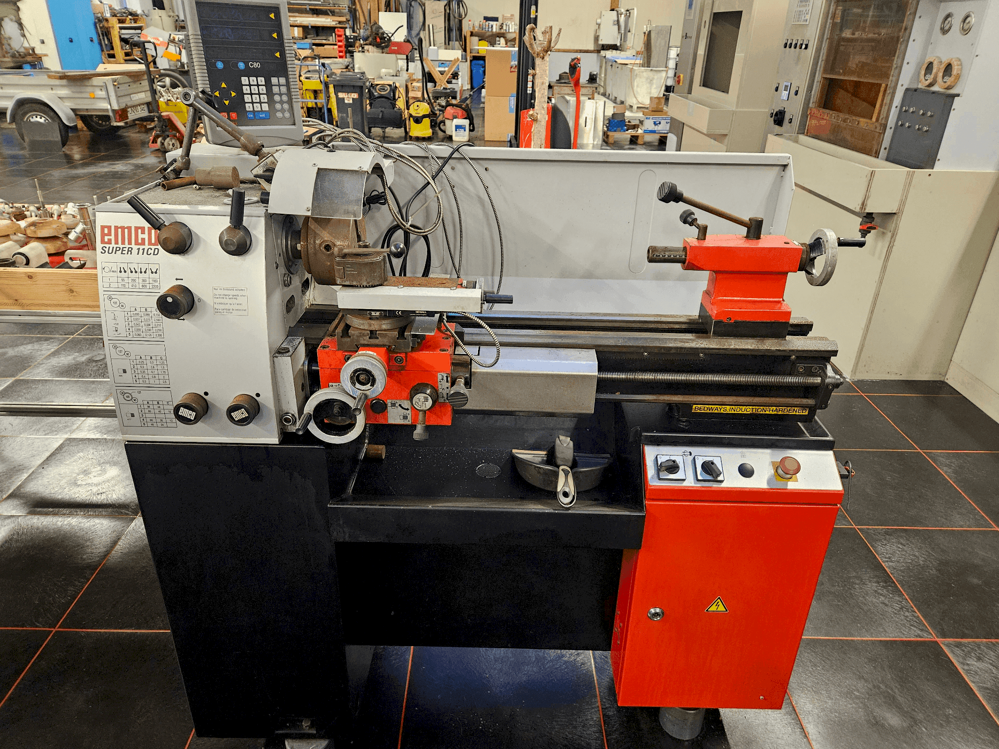 A EMCO SUPER11 CD gép elölnézete