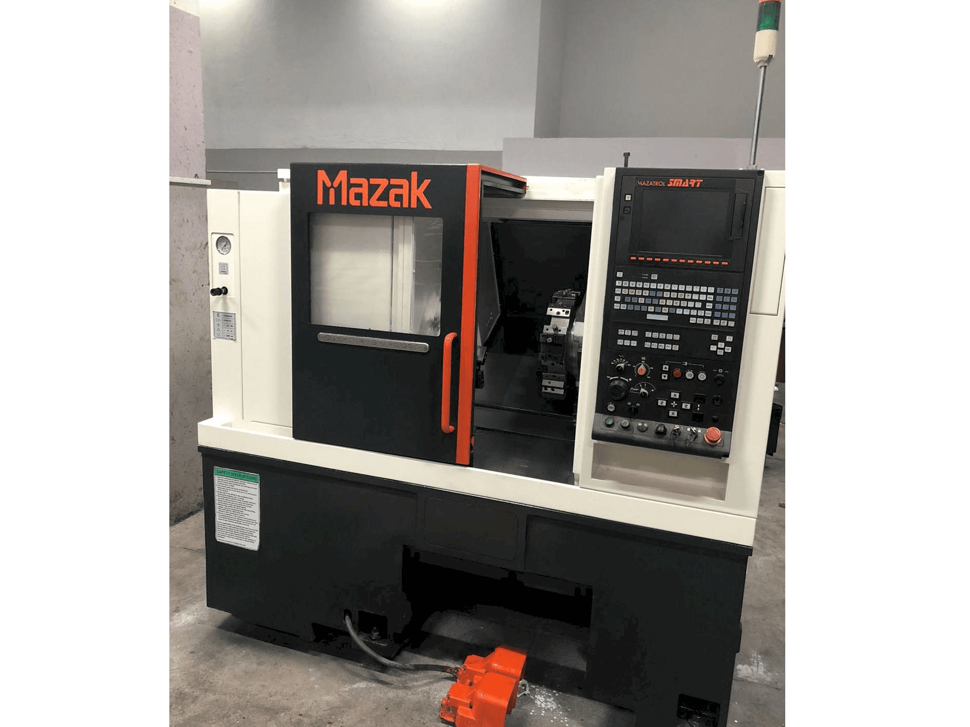 A Mazak Quick Turn Smart 100 S gép elölnézete