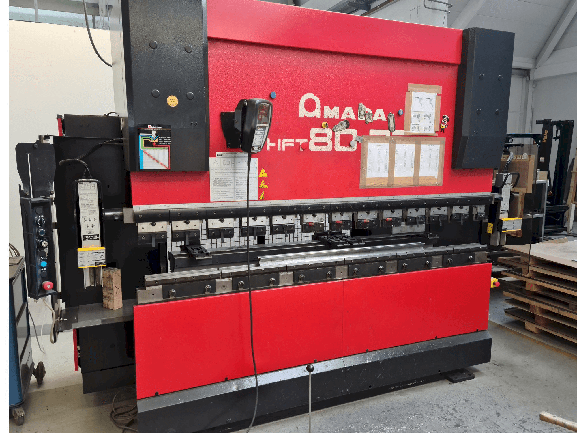 A AMADA HFT 80-25 gép elölnézete