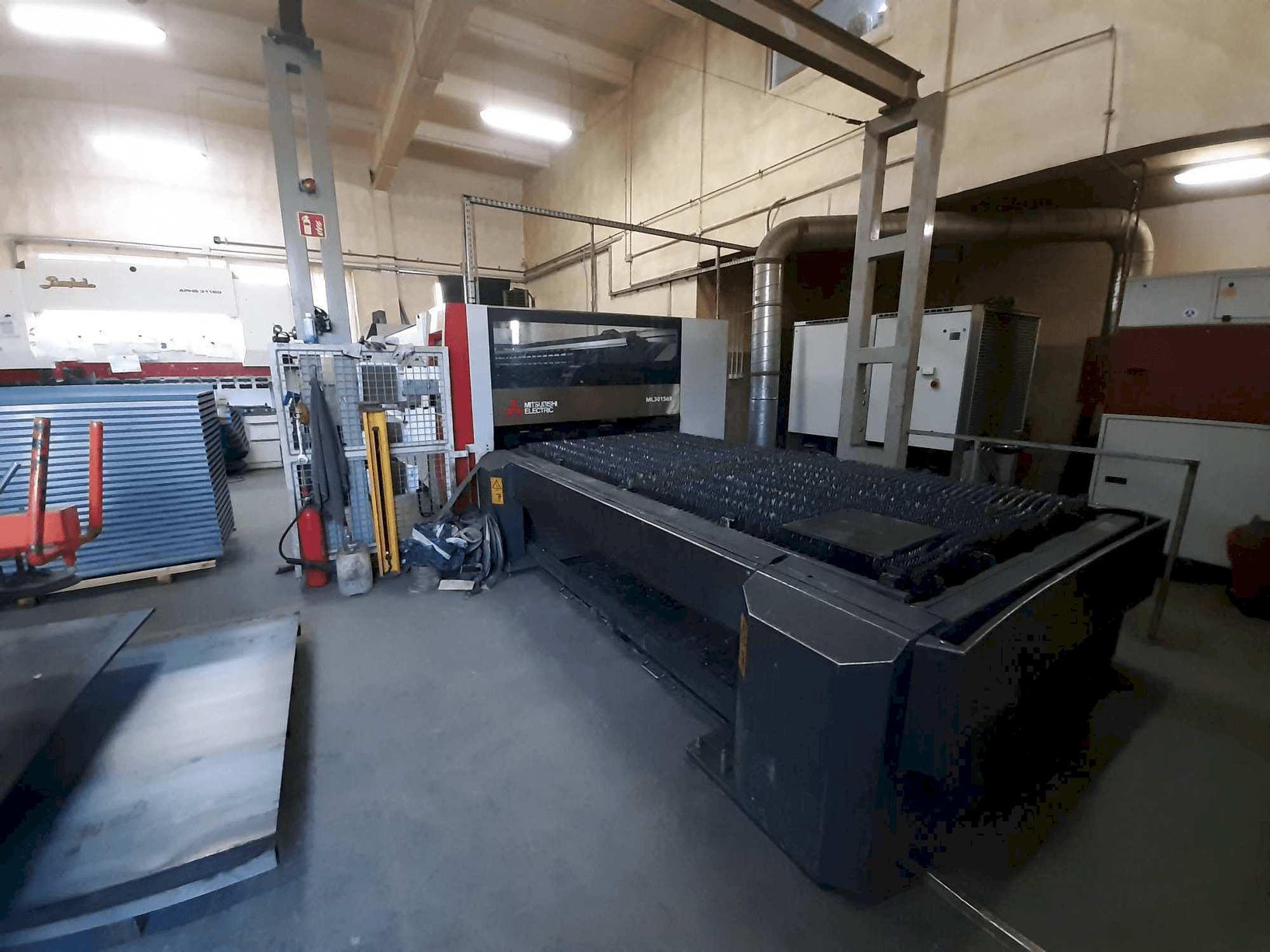 A Mitsubishi ML3015 eX(S2)-450F-R gép elölnézete