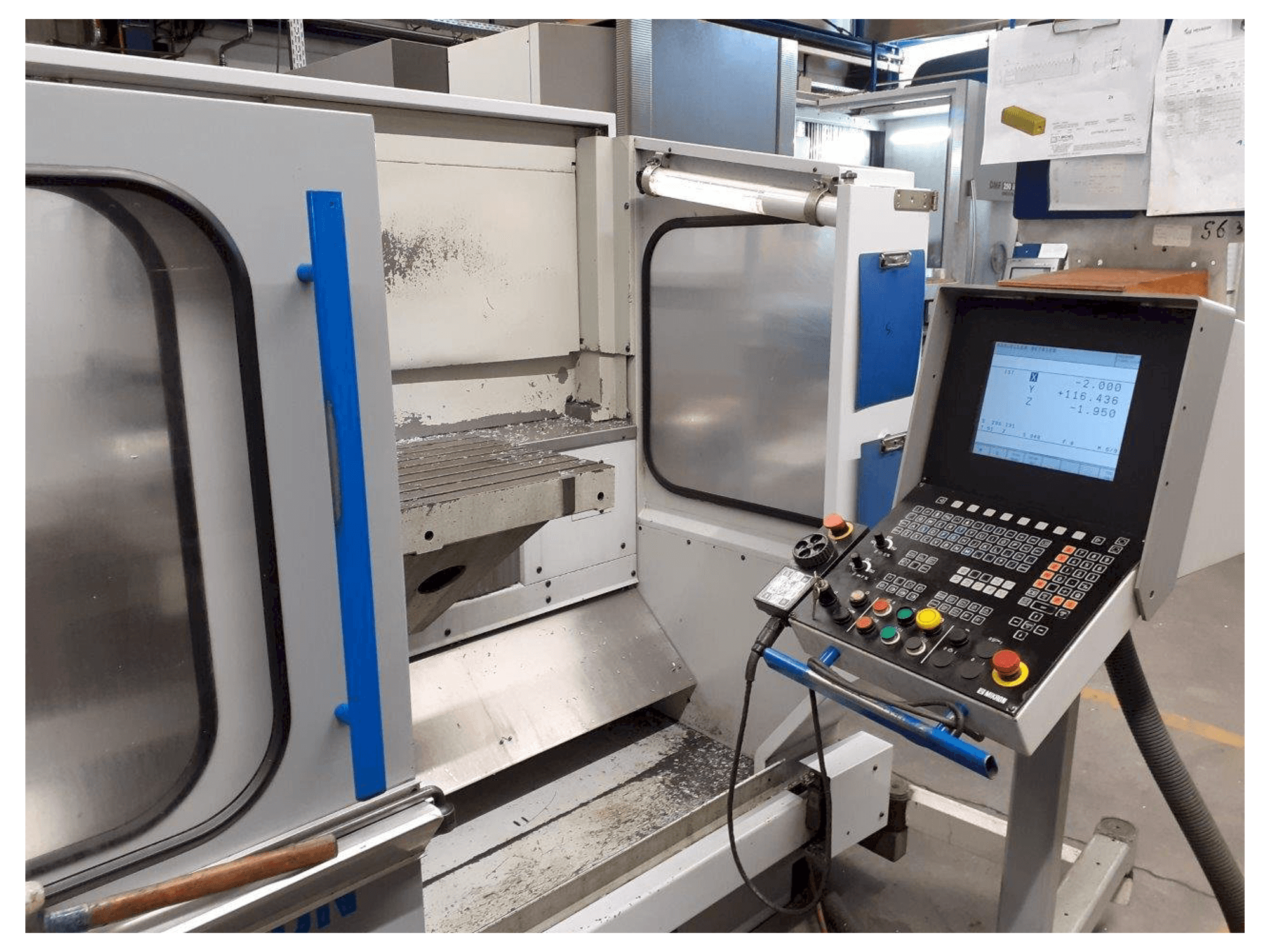 A MIKRON UME 600 gép elölnézete