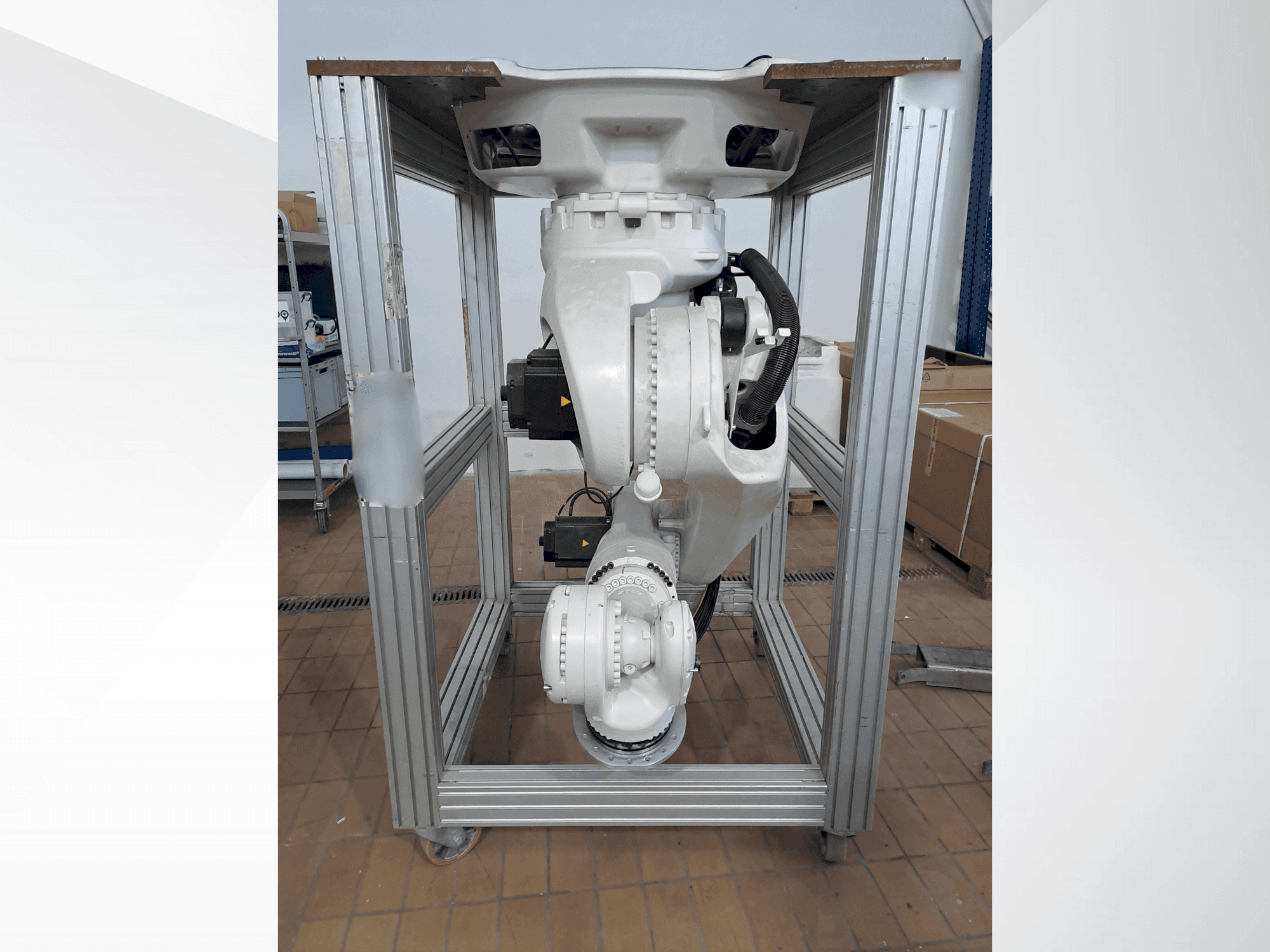 A KUKA KR270 R2700 C ultra MED (2015) gép elölnézete