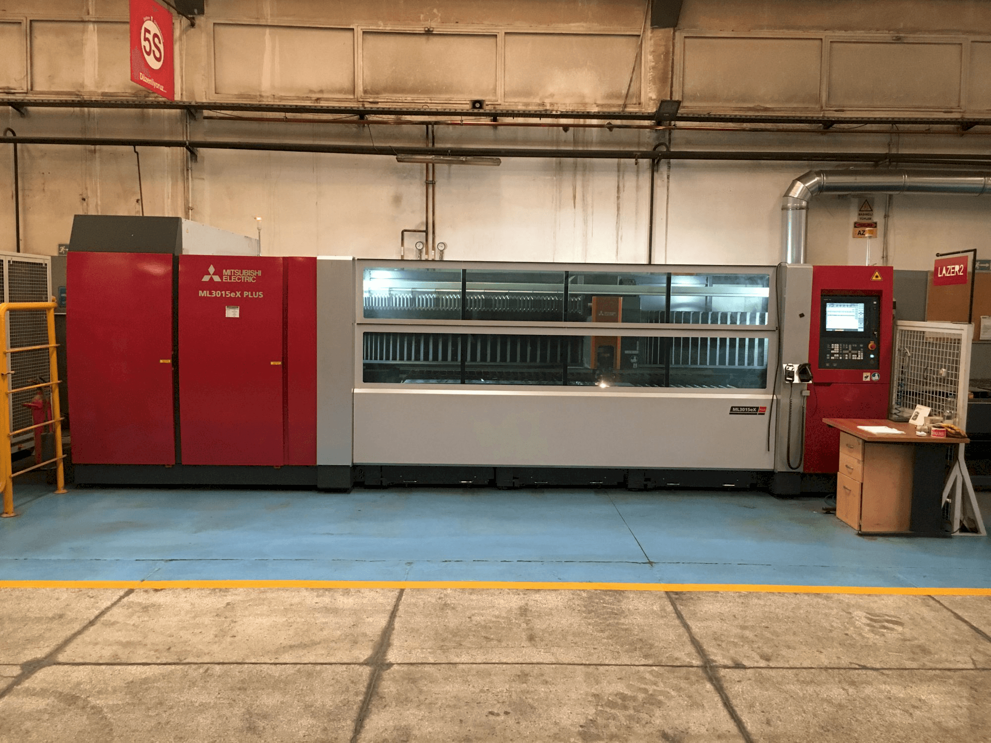 A Mitsubishi MI3015eX-Plus gép elölnézete