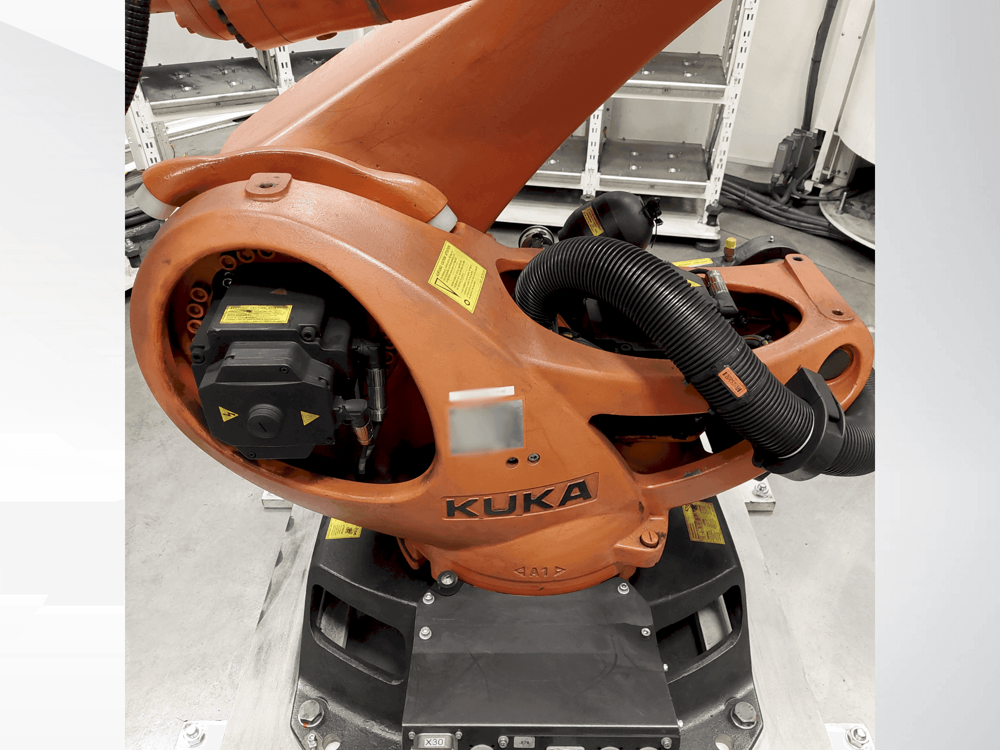 A KUKA KR 90 R2700 pro gép elölnézete