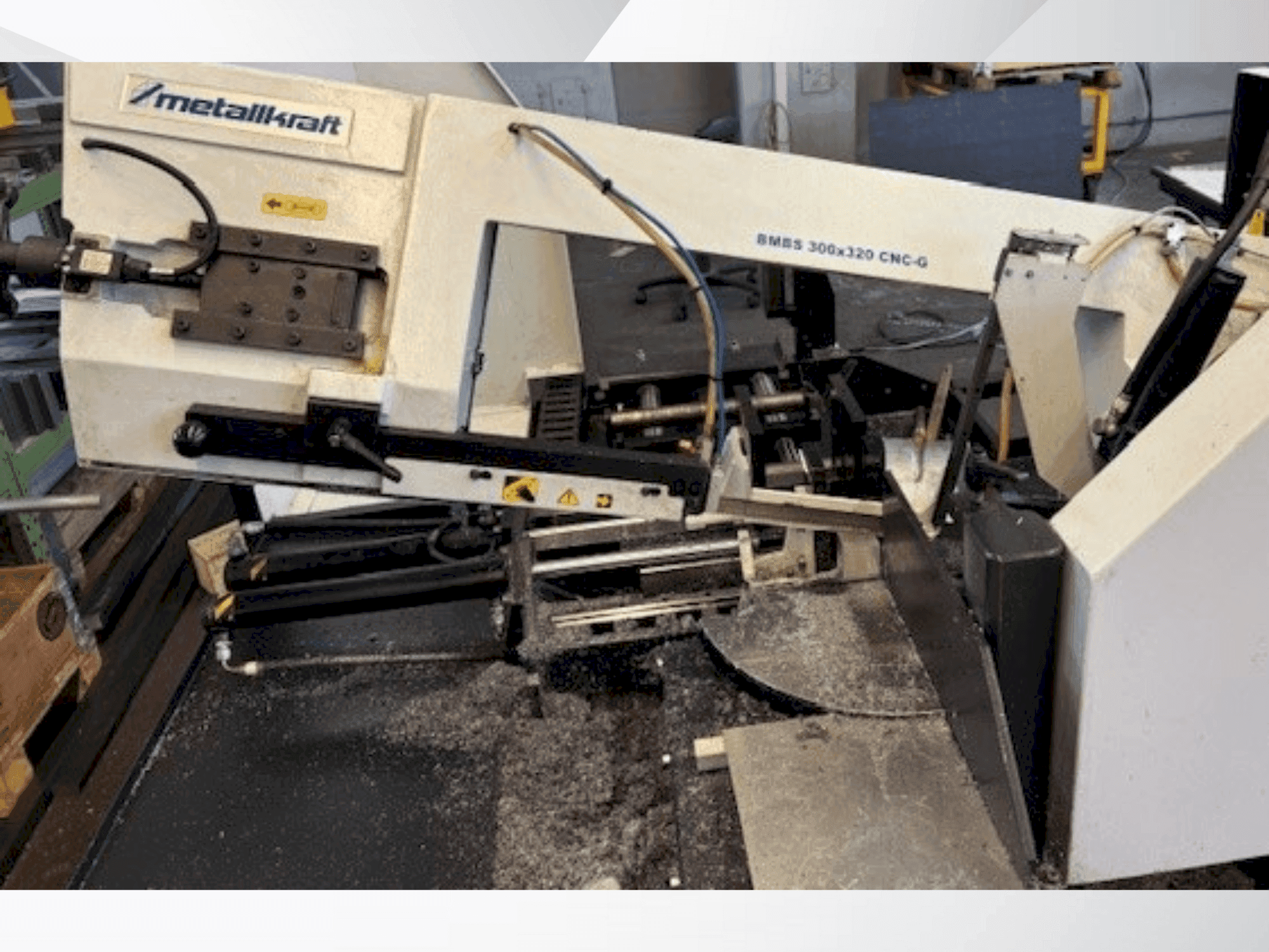 A Metallkraft BMBS 300X320 gép elölnézete