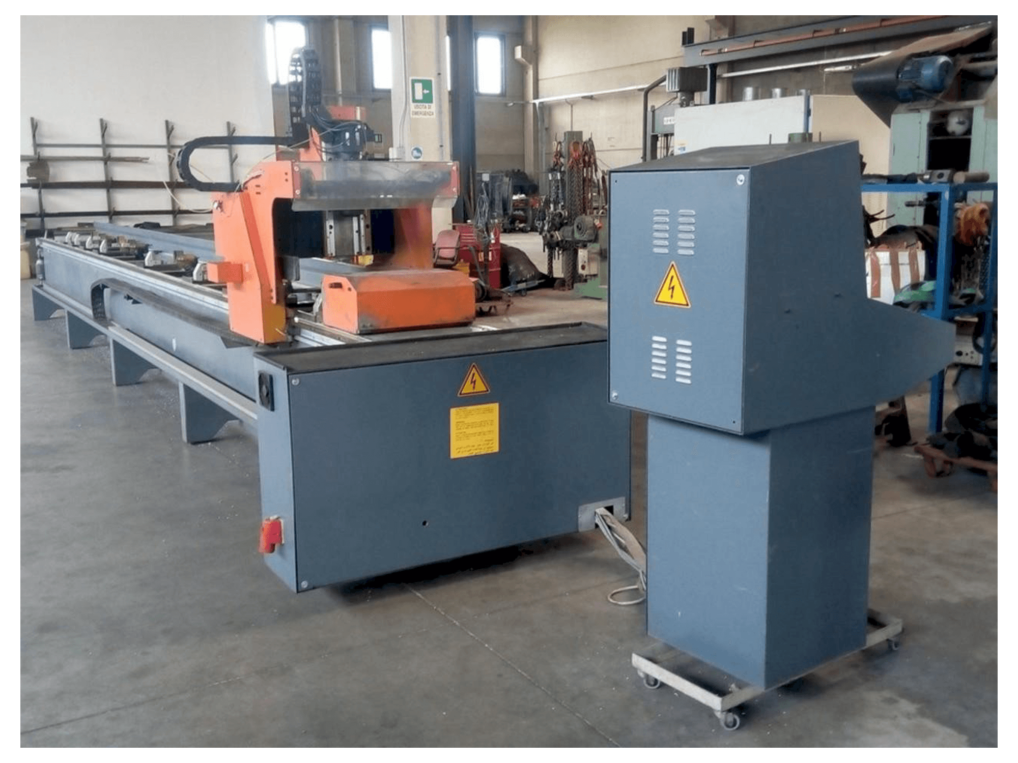 A Tekna UT 426/3 gép elölnézete