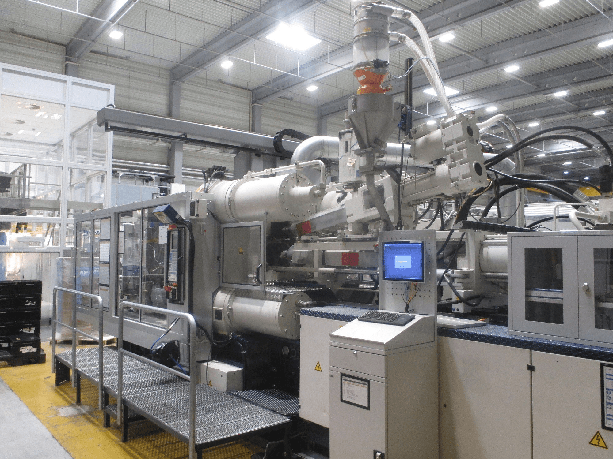 A Krauss Maffei 575-1900-520-C2 gép elölnézete