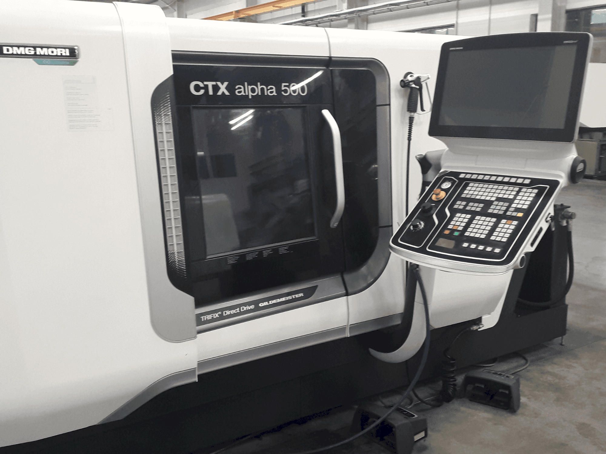 A DMG MORI CTX Alpha 500 V6 gép elölnézete