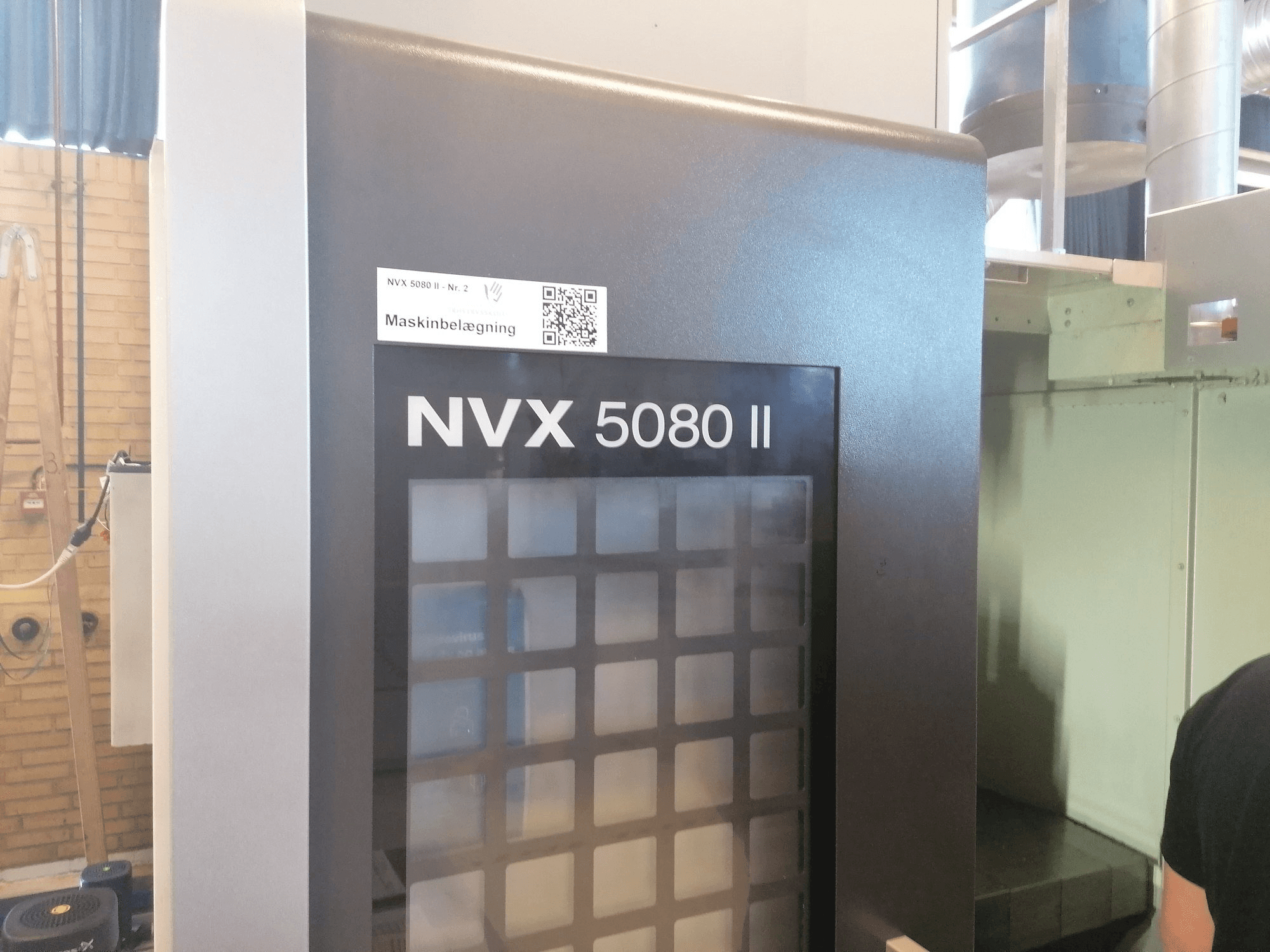 A DMG MORI NVX 5080II gép bal oldali nézete
