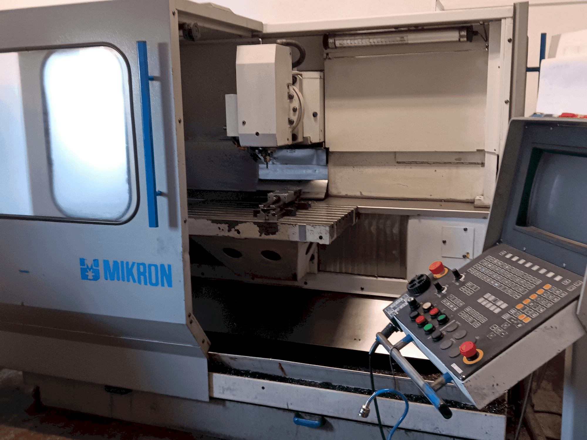 A MIKRON UM 600 gép elölnézete