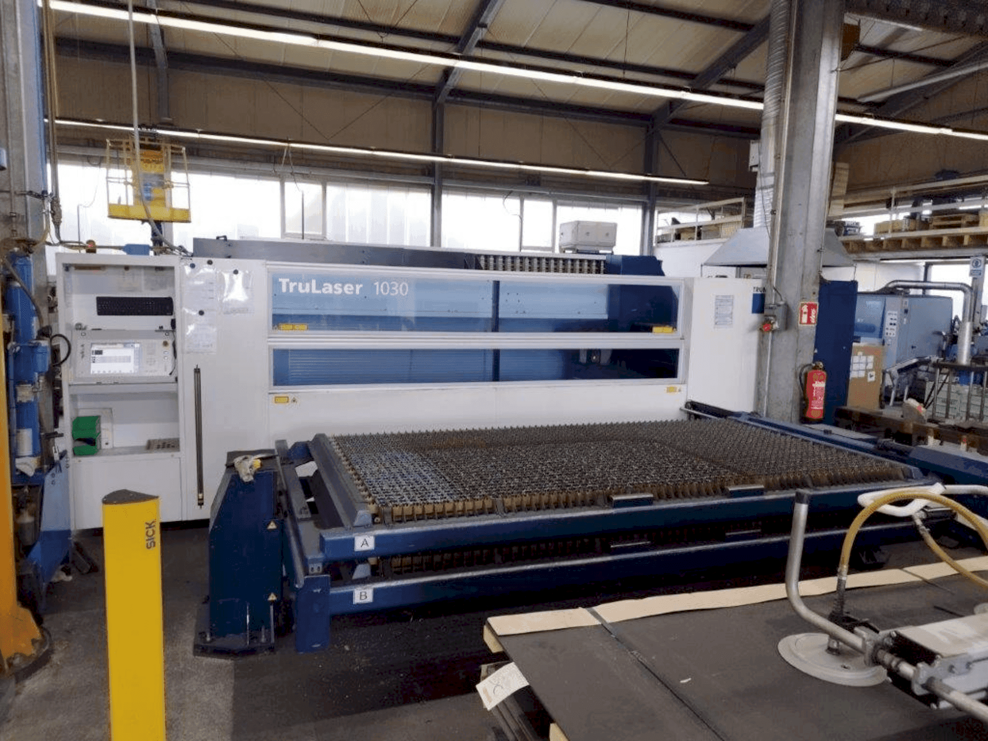 A TRUMPF TruLaser 1030 gép elölnézete