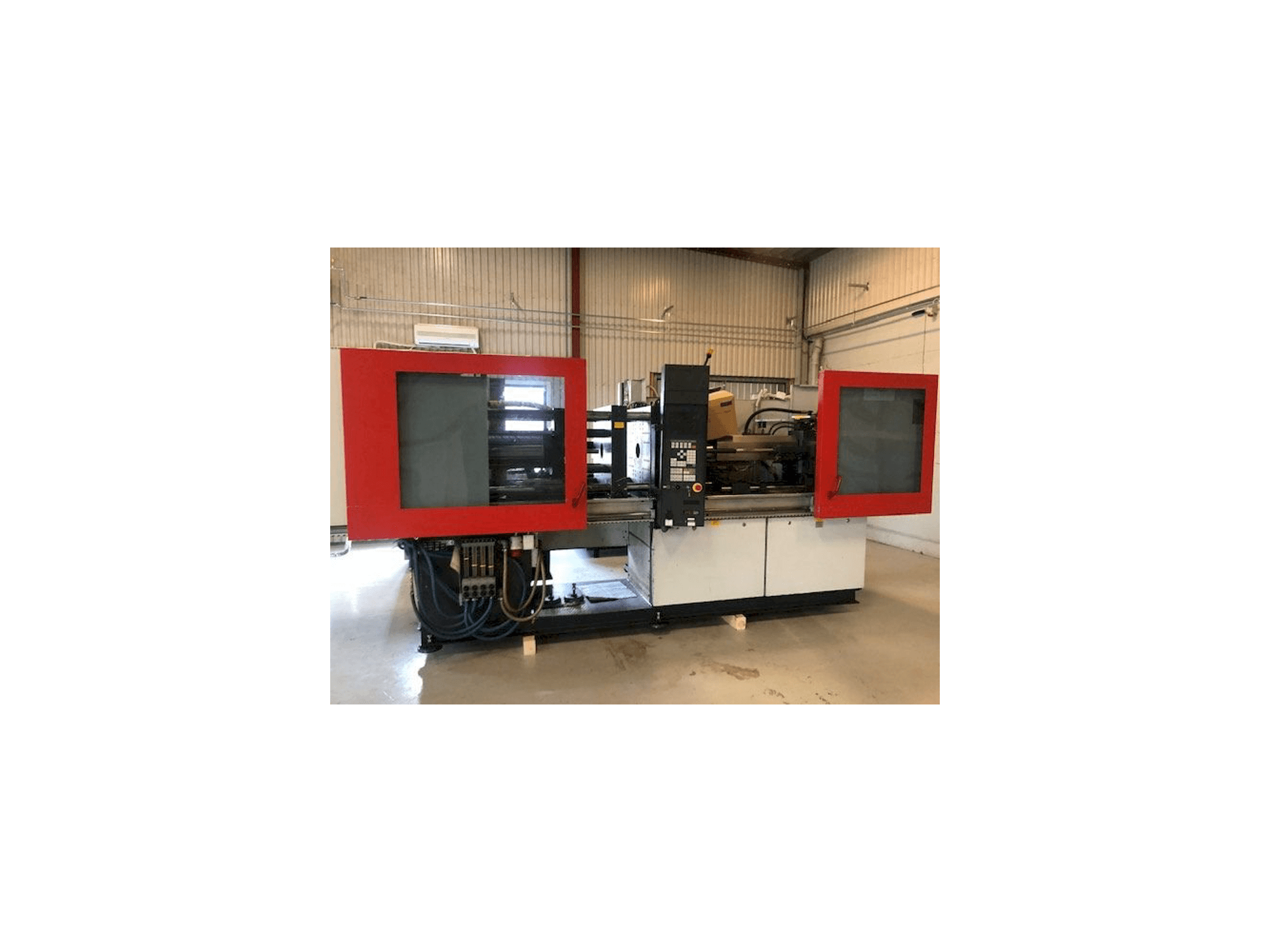 A FERROMATIK MILACRON K110 gép elölnézete