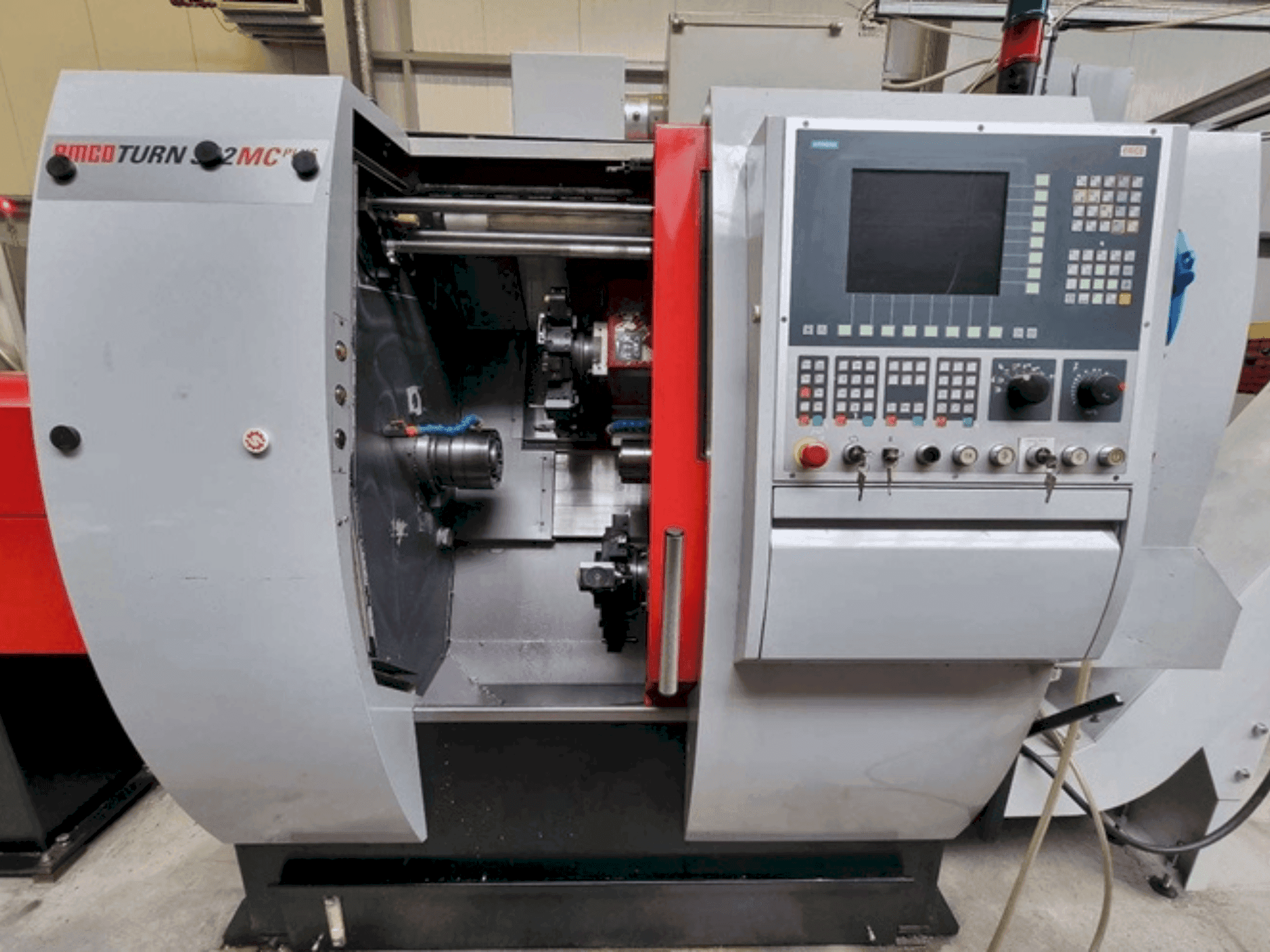 A EMCO TURN 332 MCPlus gép elölnézete
