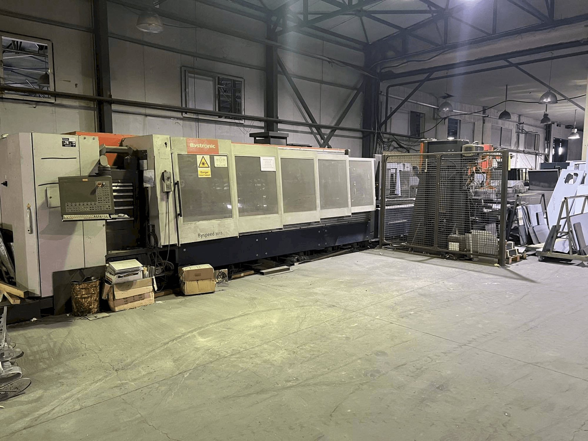 A Bystronic Byspeed 3015 gép elölnézete