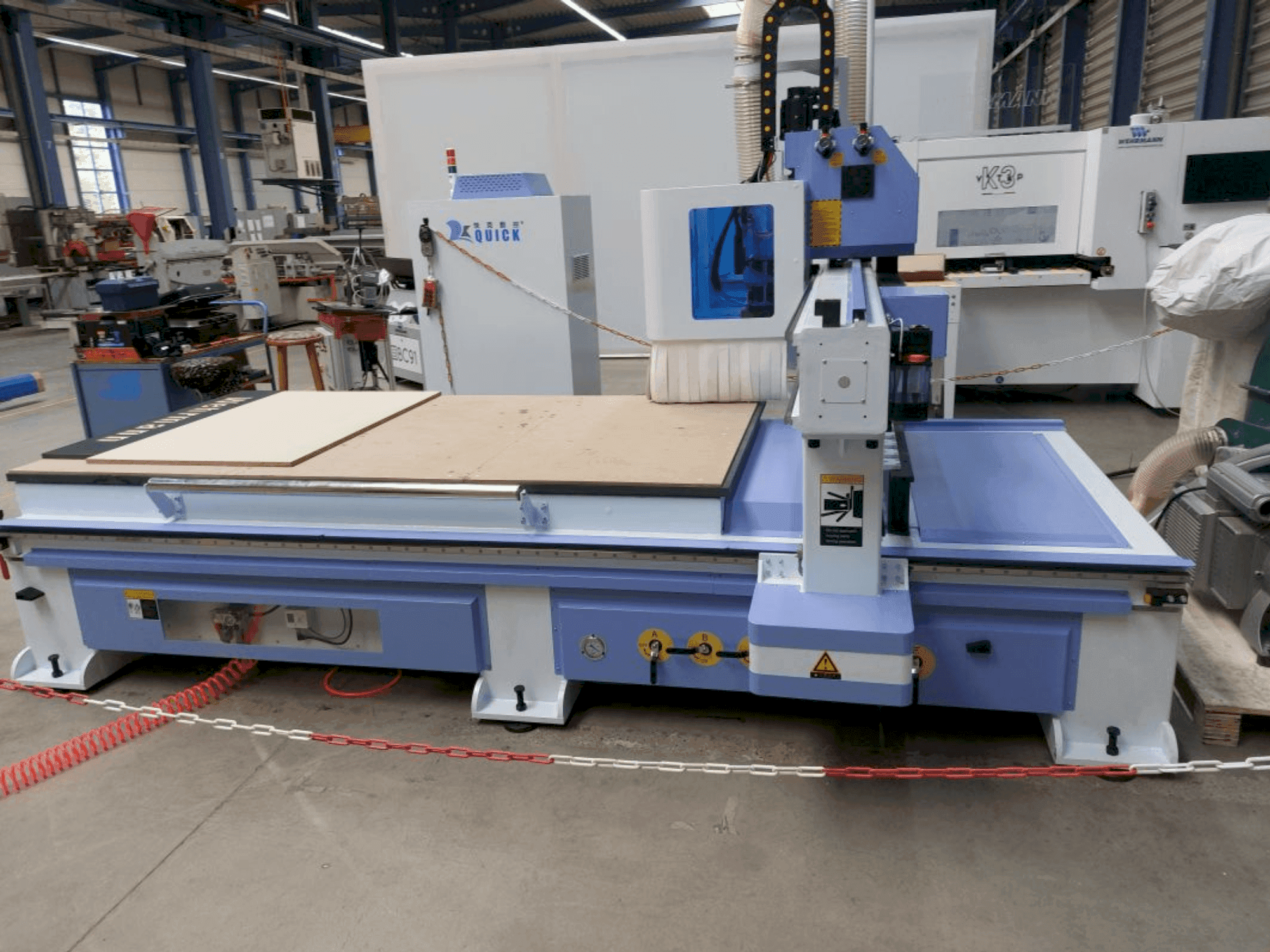 A QUICK CNC UE-481 gép elölnézete