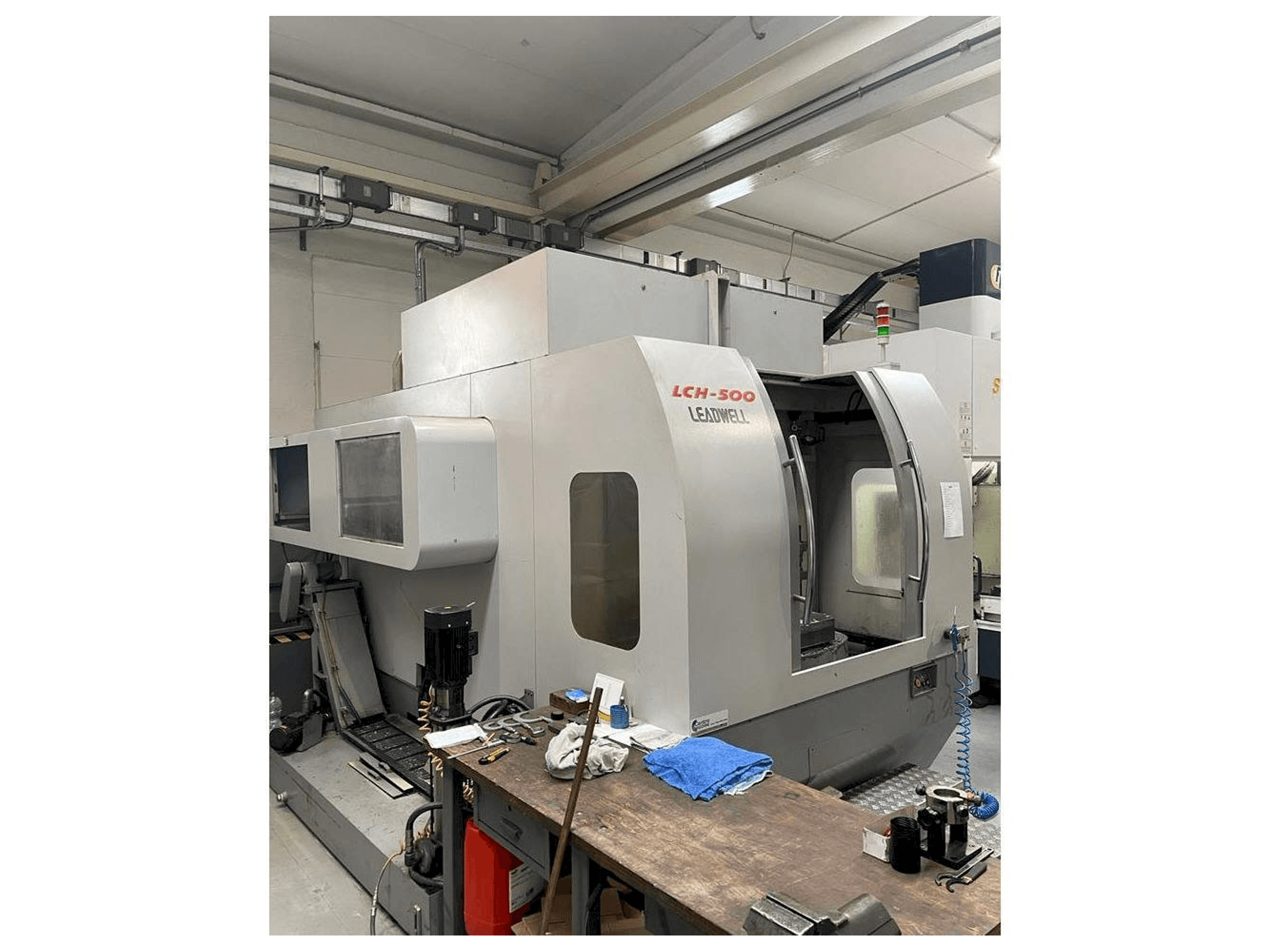 A Leadwell LCH-500 gép oldalnézete