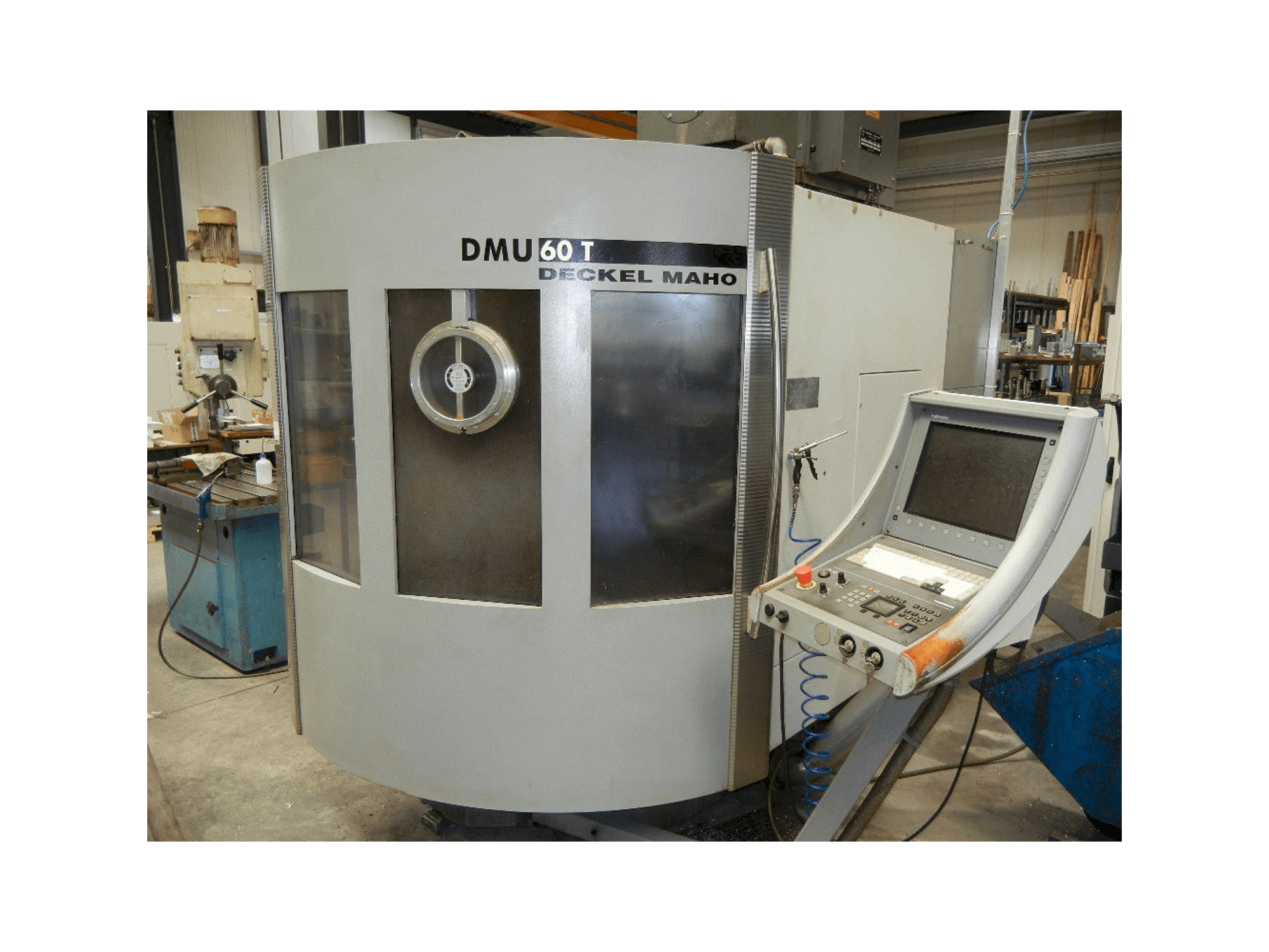 A DECKEL MAHO DMU 60 T gép elölnézete