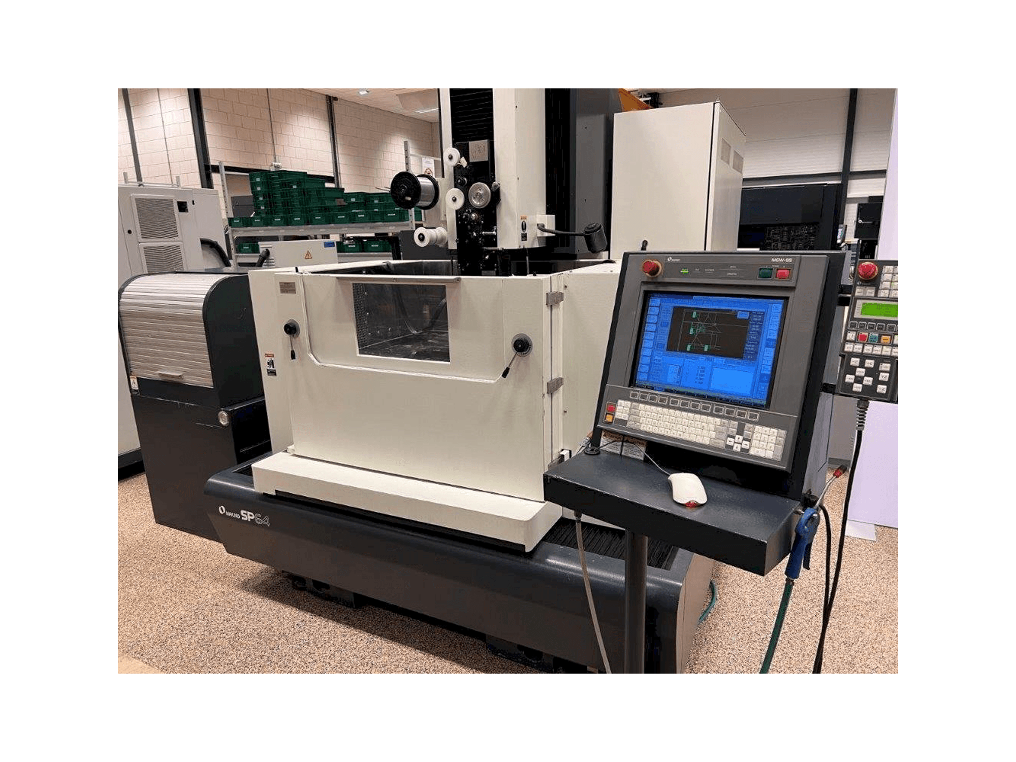 A Makino gép elölnézete