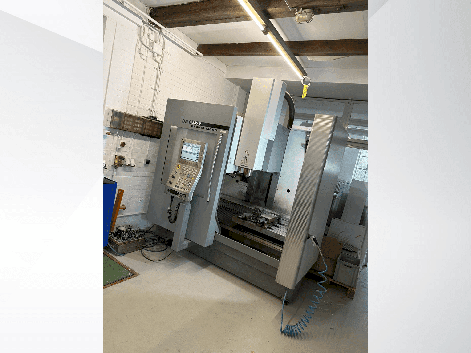 A DECKEL DMC 835 V gép elölnézete