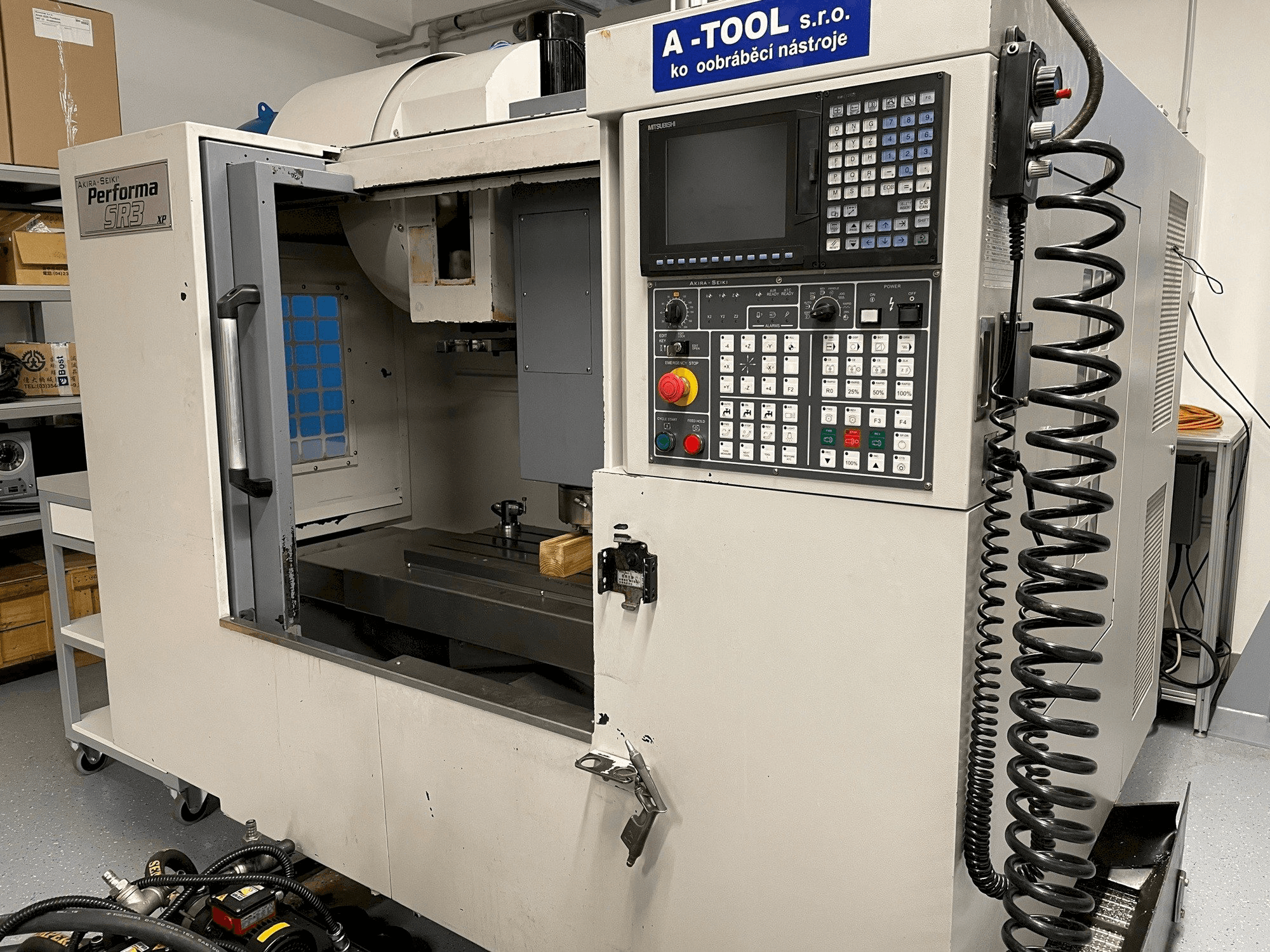 A Akira Seiki SR3XP gép elölnézete