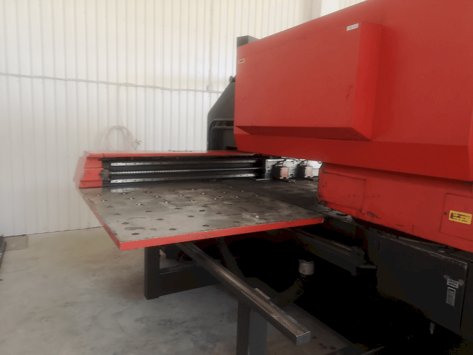 A AMADA gép elölnézete