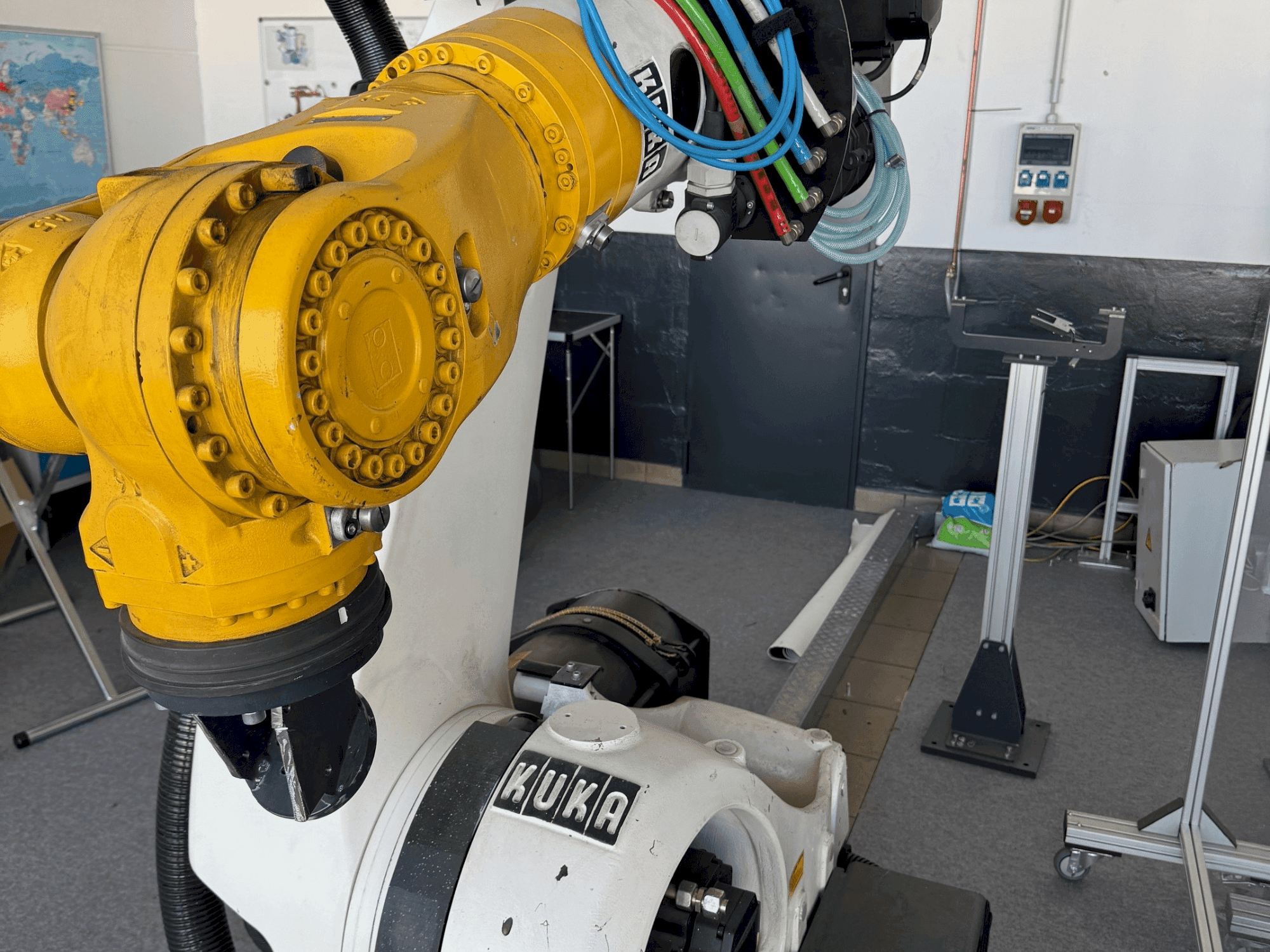 A KUKA KR210 2000-2 gép elölnézete