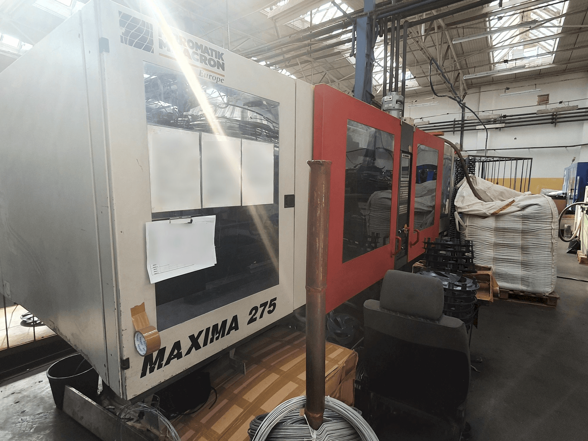 A FERROMATIK MILACRON MV 275 gép elölnézete