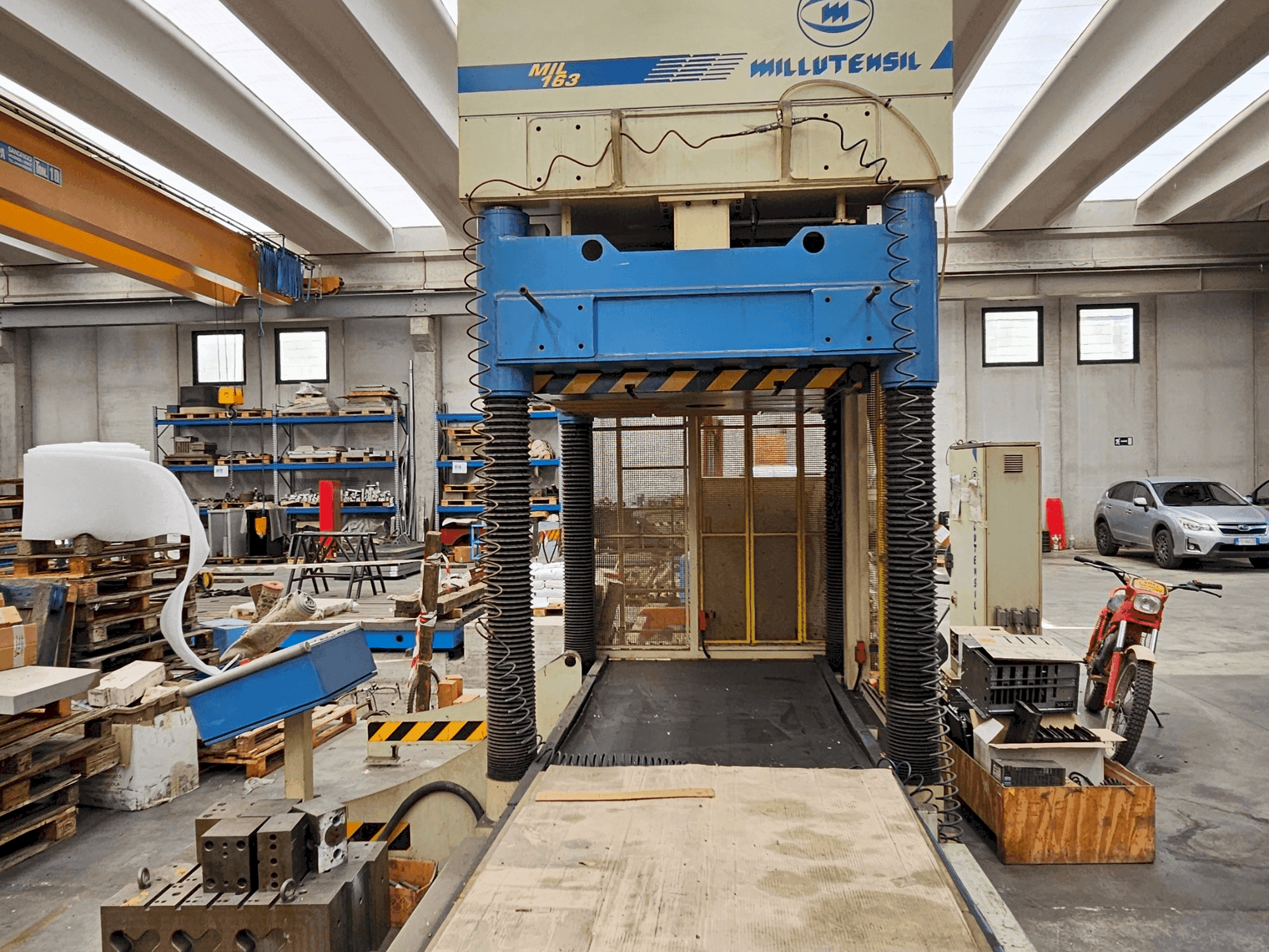 A MILLUTENSIL MIL163 gép elölnézete