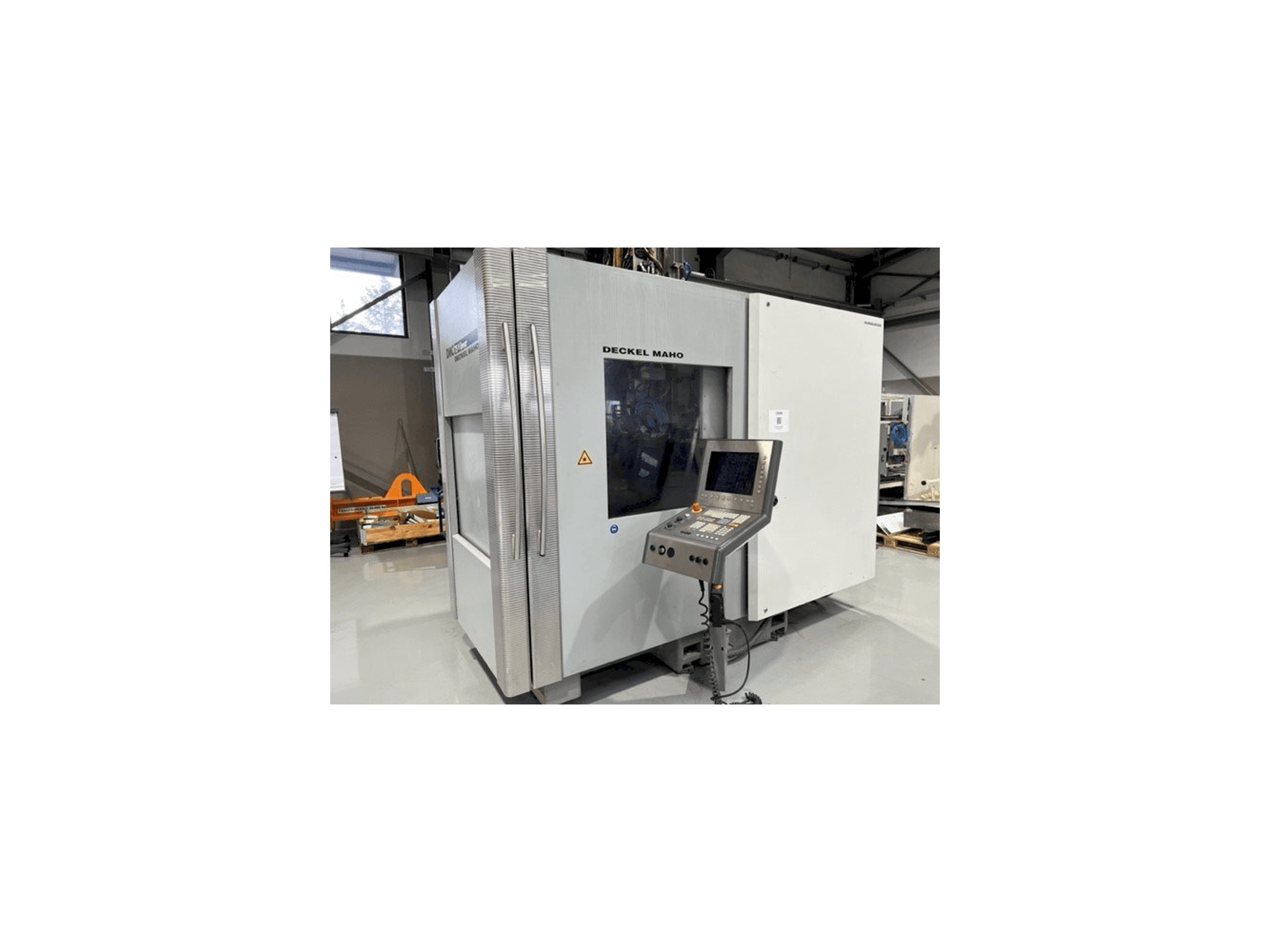 A DECKEL MAHO DMC 75 V linear gép elölnézete