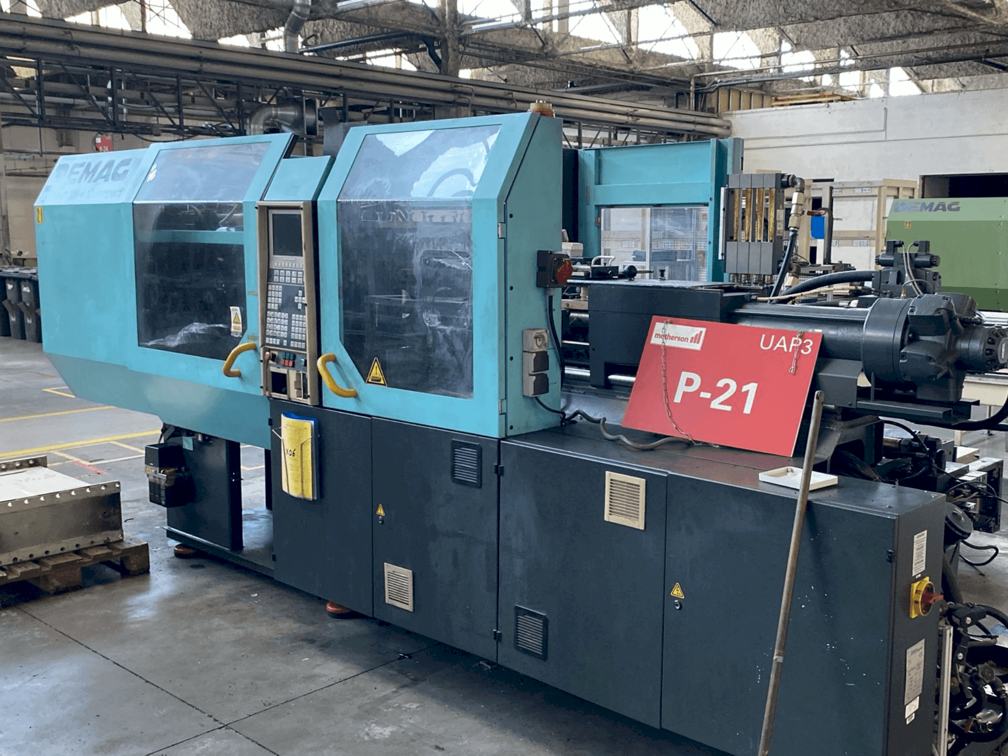 A DEMAG Ergotech Compact 125-440 gép elölnézete