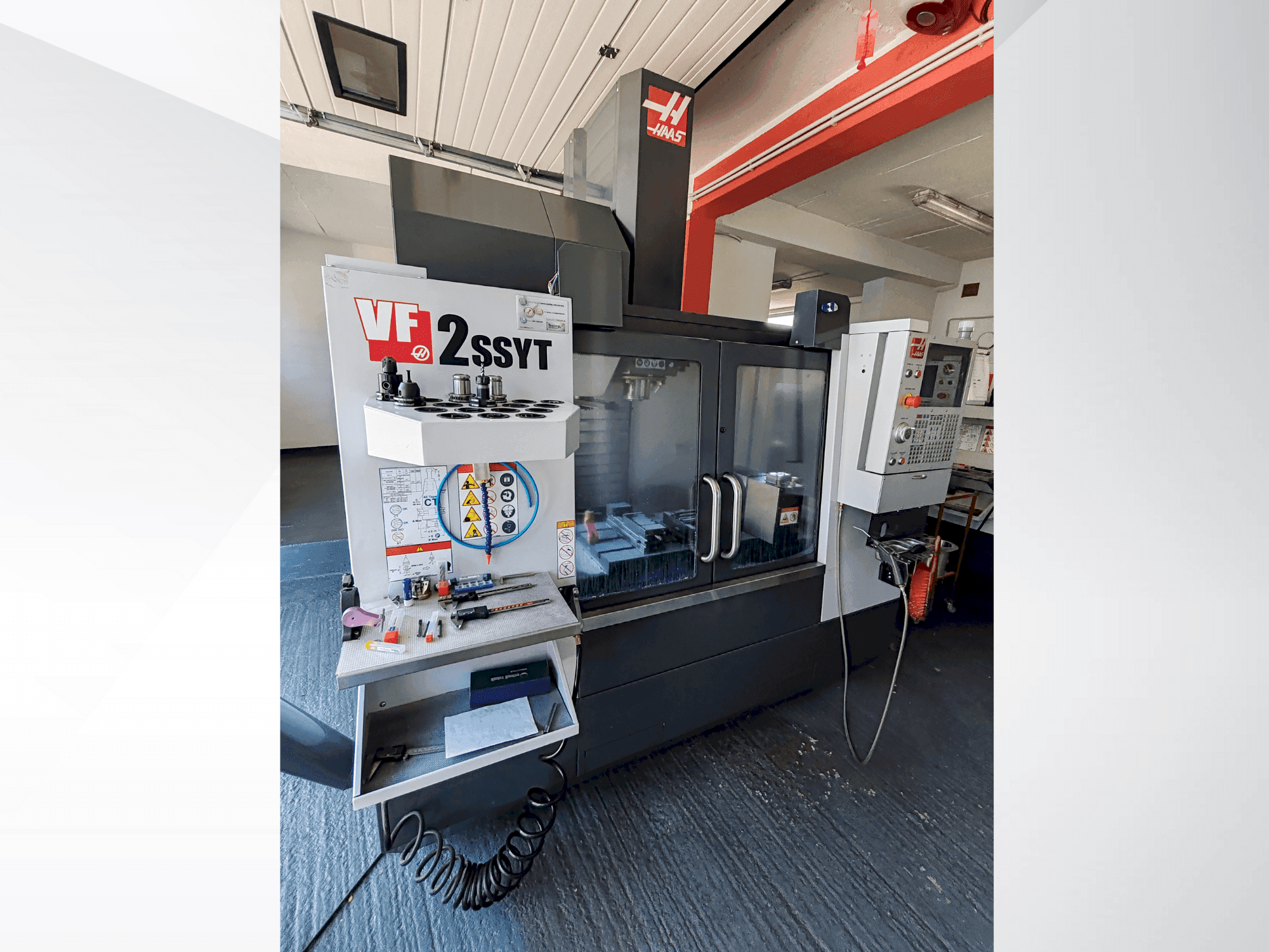 A HAAS VF 2 SS YT gép elölnézete