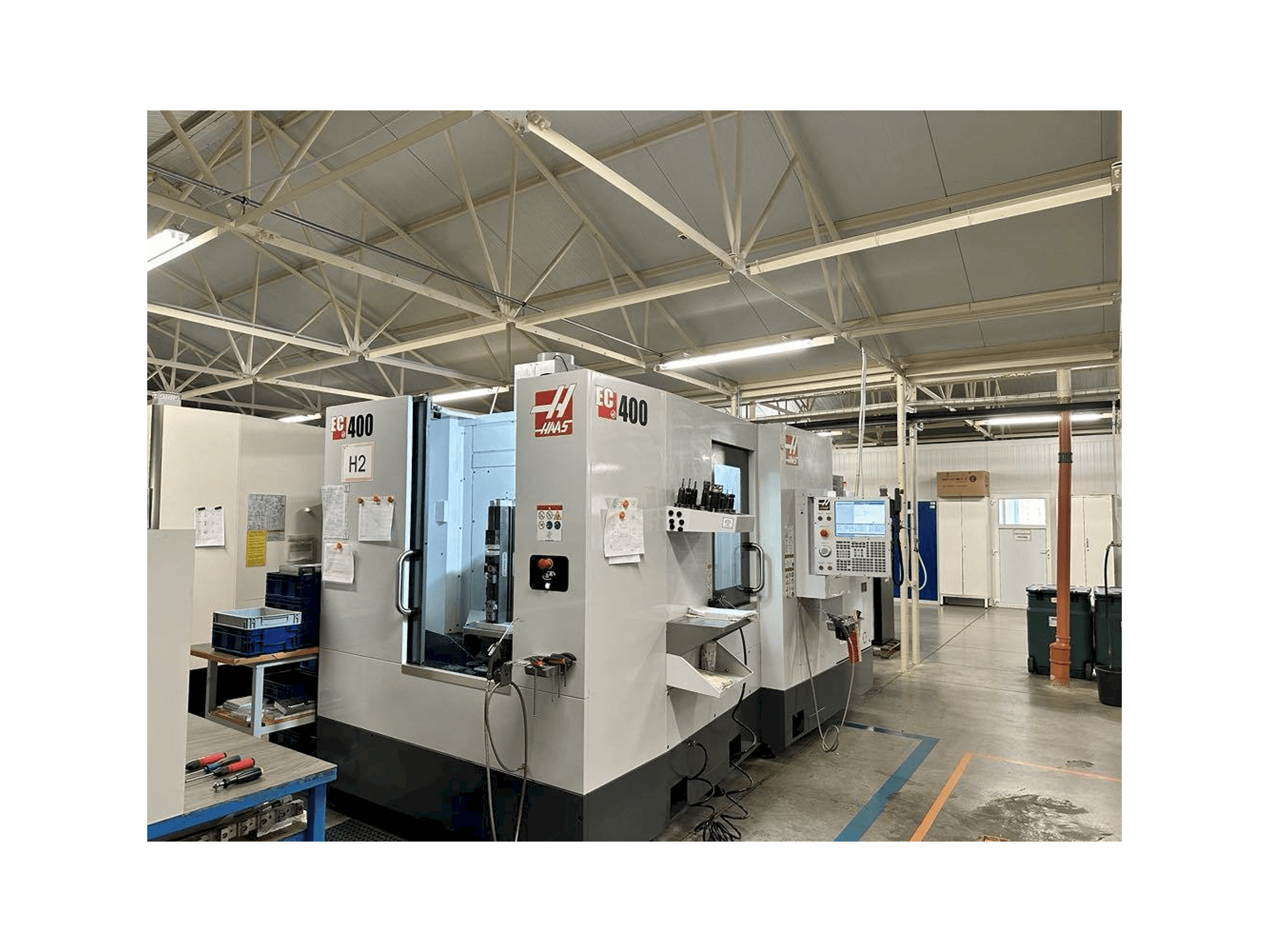 A HAAS EC-400 gép elölnézete