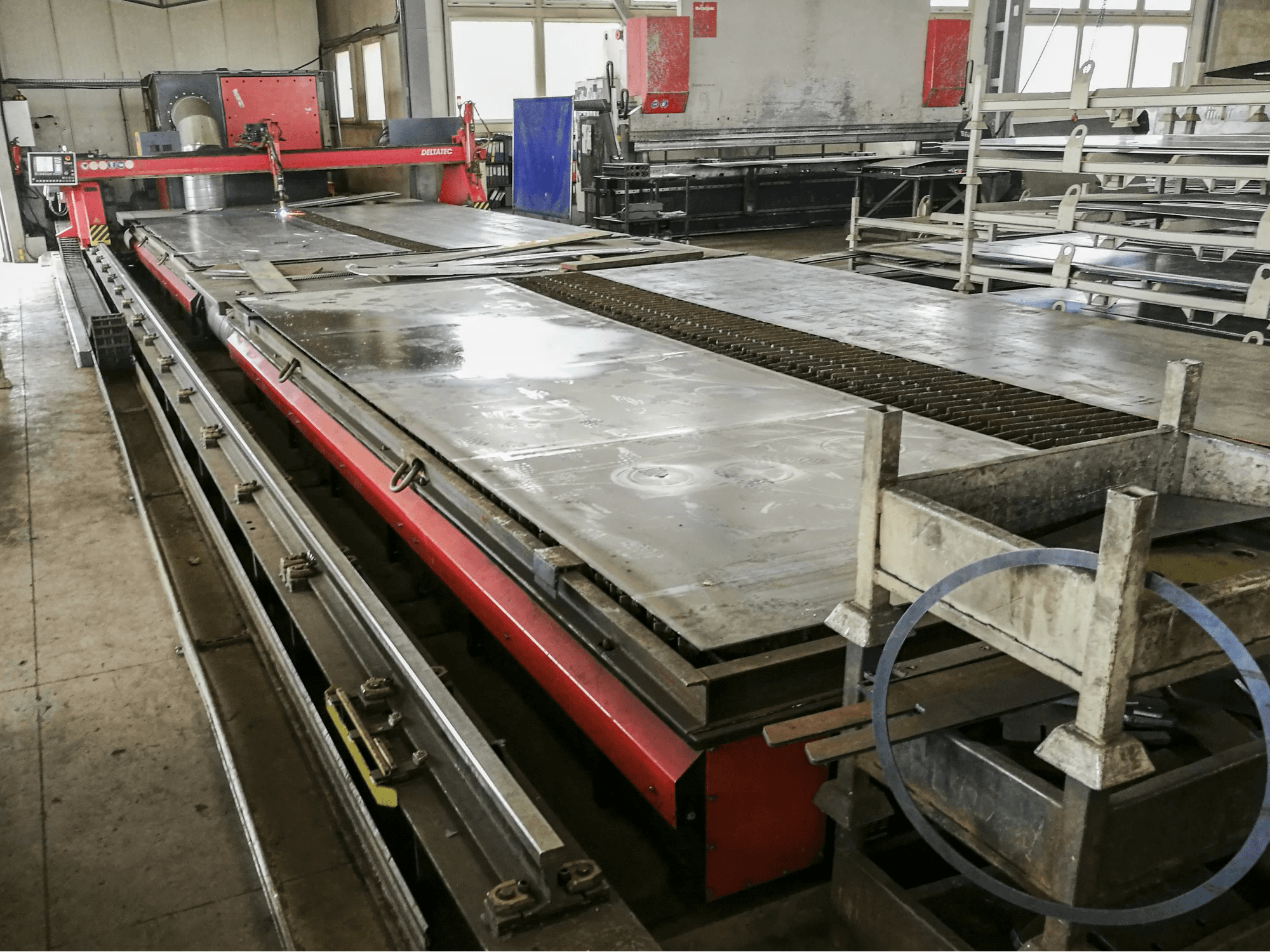 A KOIKE DELTATEC gép bal oldali nézete