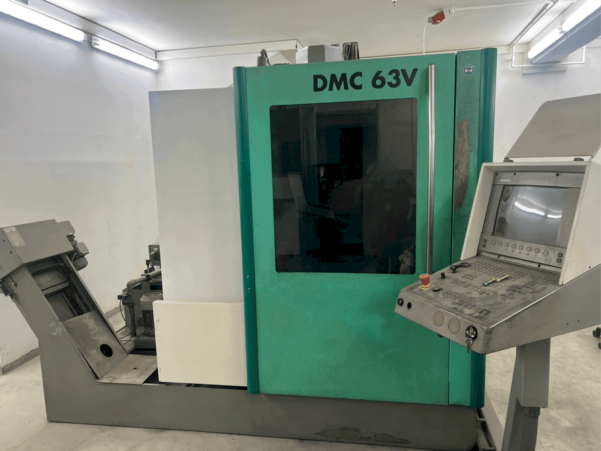 A DECKEL MAHO DMC 63V gép elölnézete