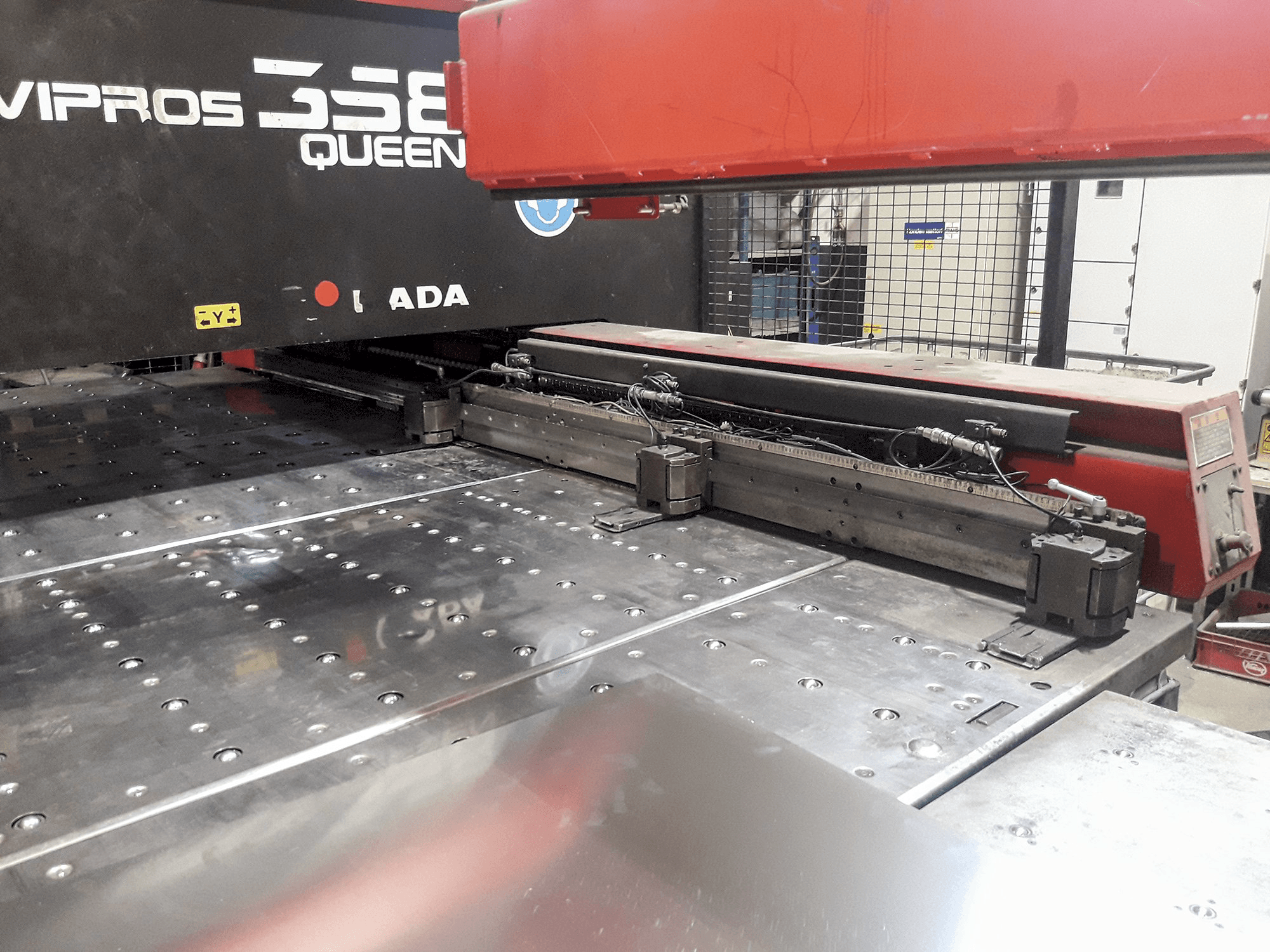 A AMADA Vipros 358 QUEEN gép munkatere