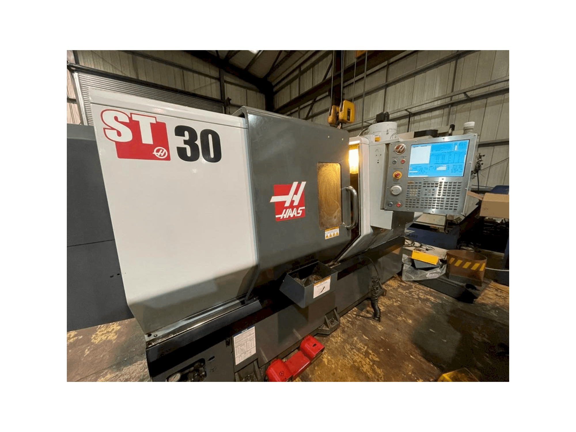 A HAAS ST-30 gép elölnézete