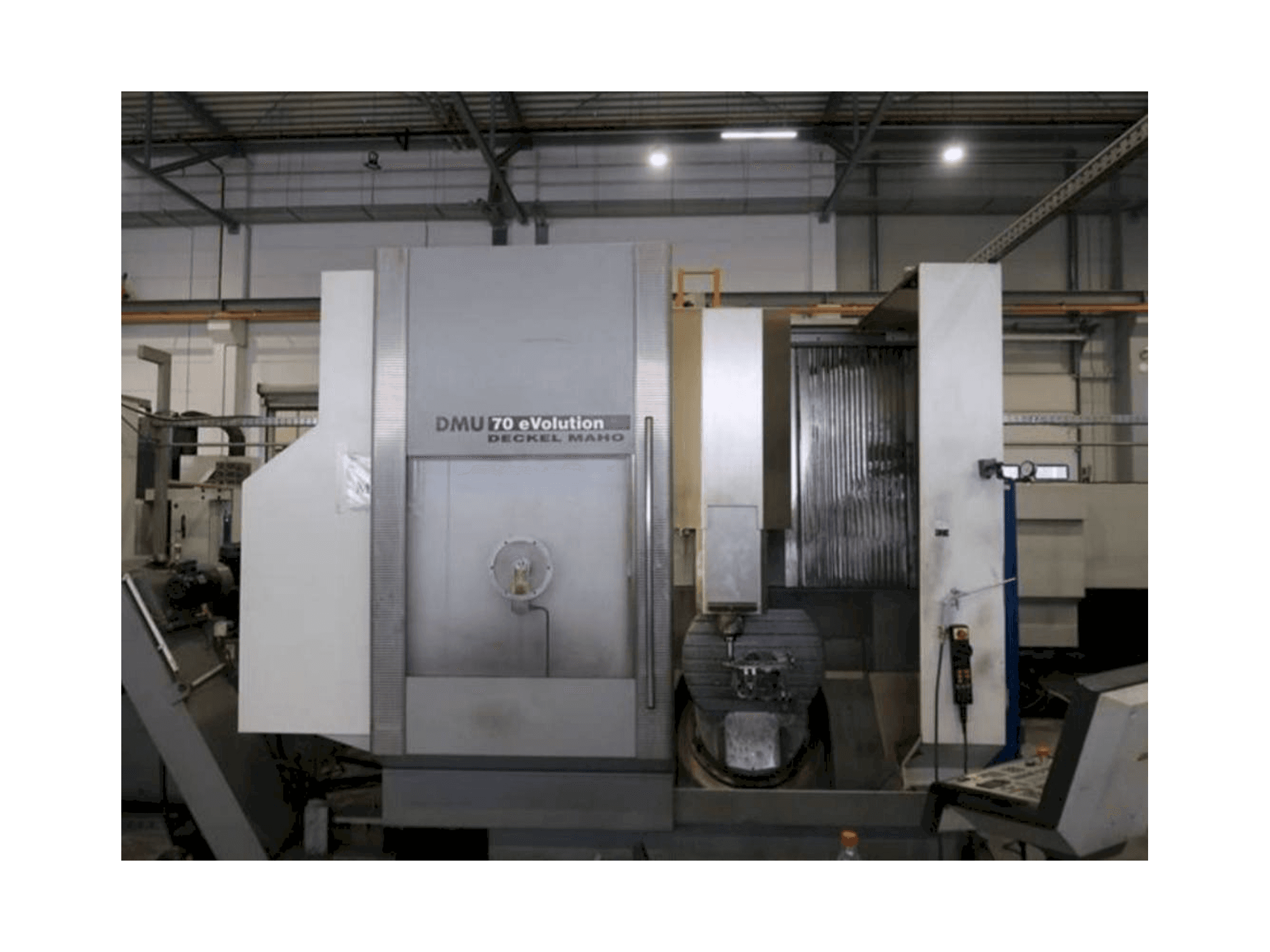 A DECKEL MAHO DMU 70 eVolution gép elölnézete