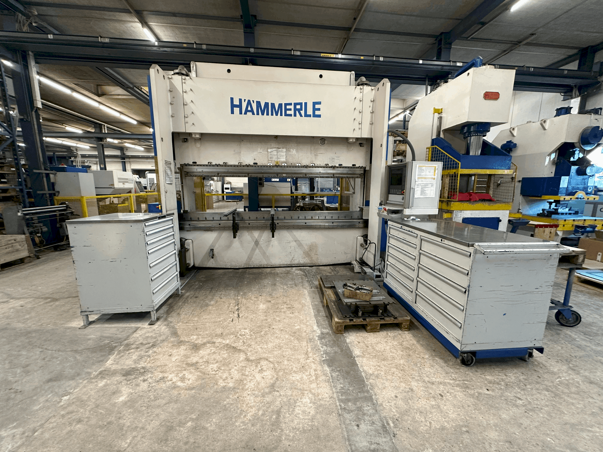 A HAMMERLE BM 200 - 3100 gép elölnézete