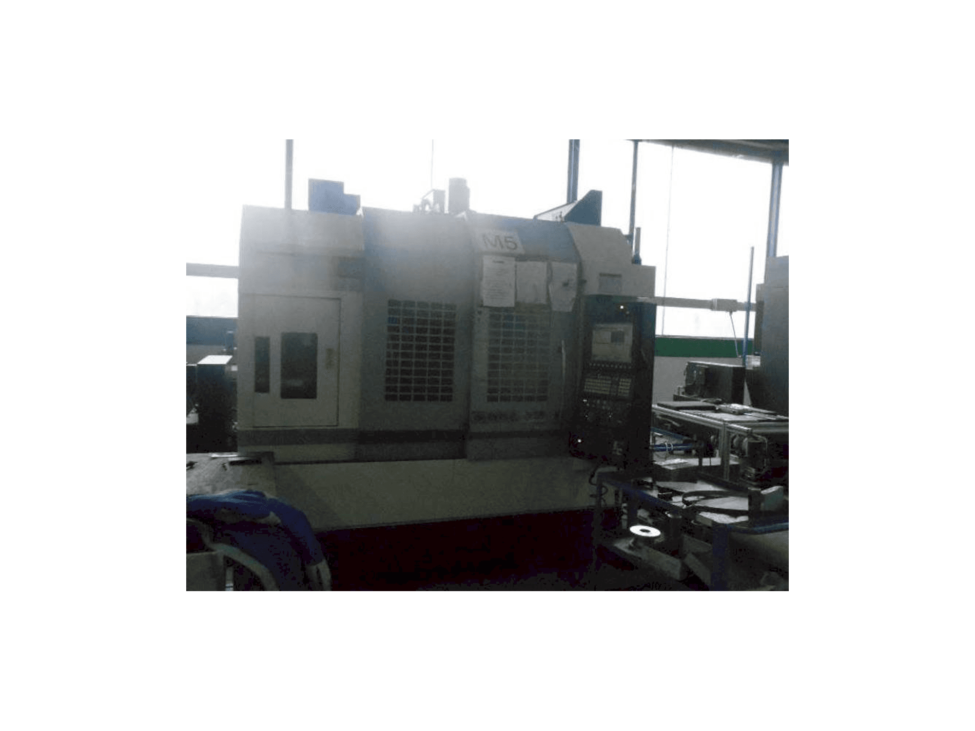 A Okuma GENOS M560R-V gép elölnézete