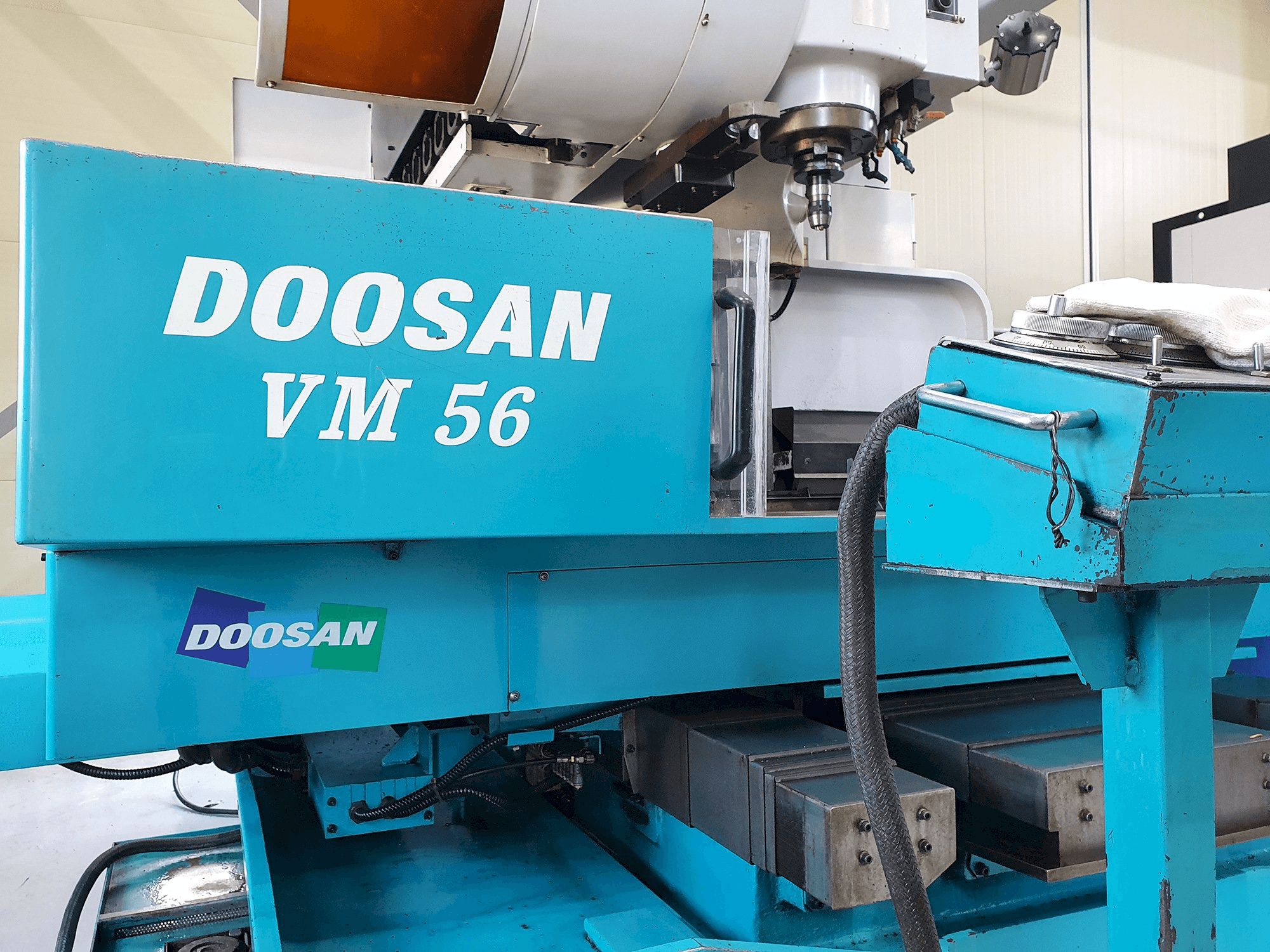 A Doosan VM56 gép elölnézete