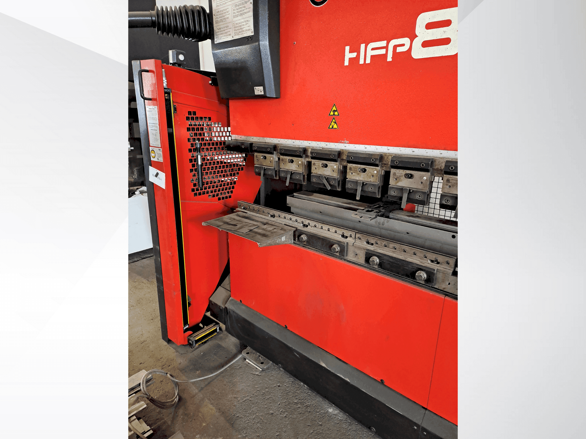 A AMADA HFP 80-25 gép elölnézete