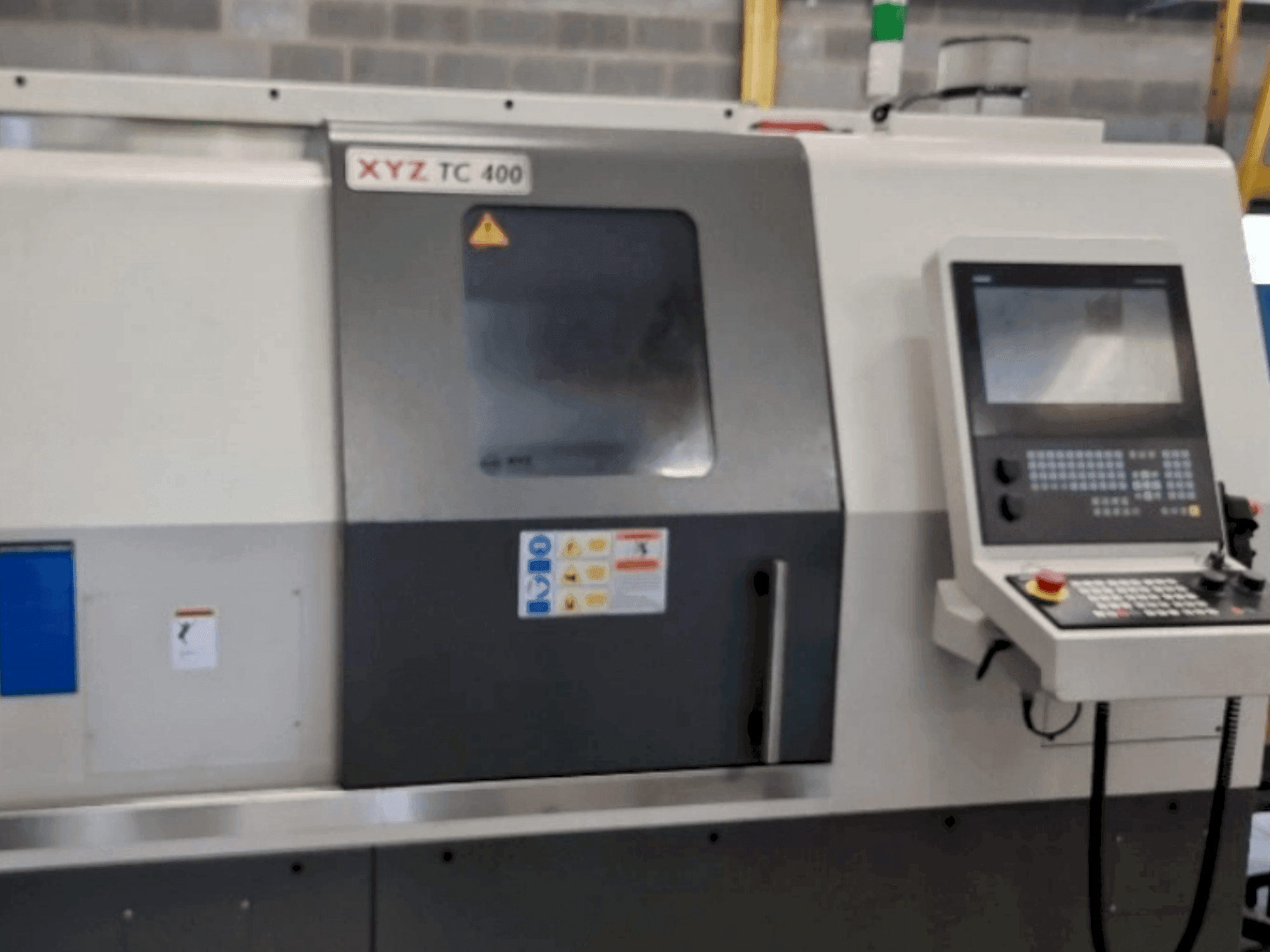 A XYZ TC 400 gép elölnézete