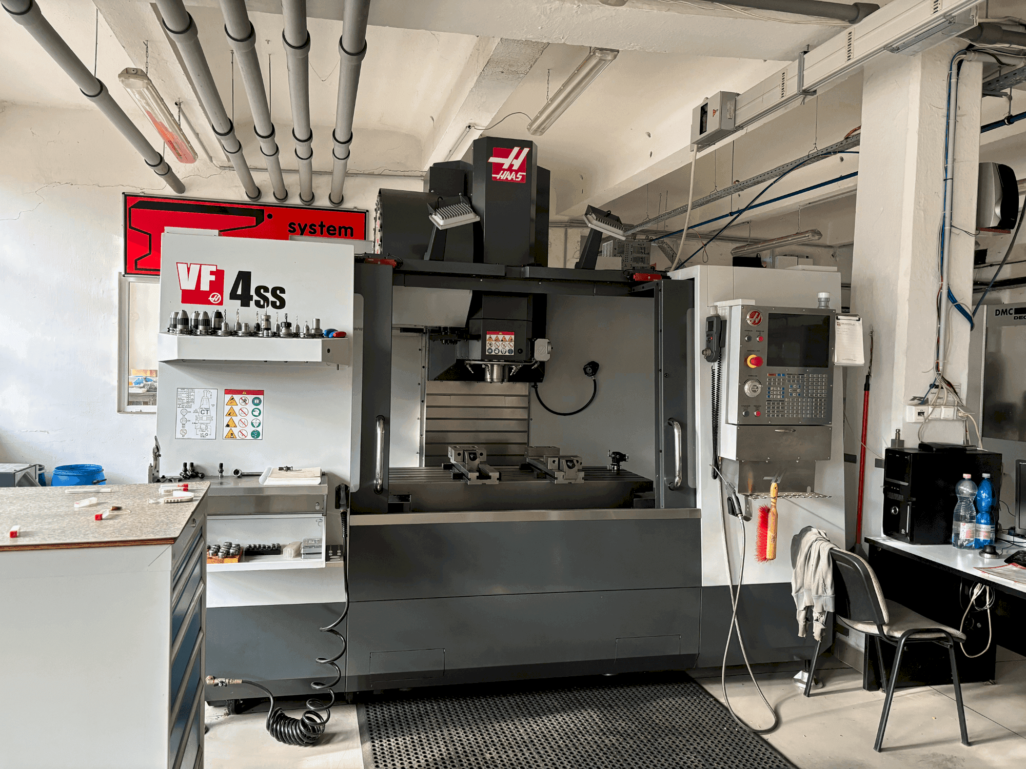 A HAAS HASS VS4SS gép elölnézete