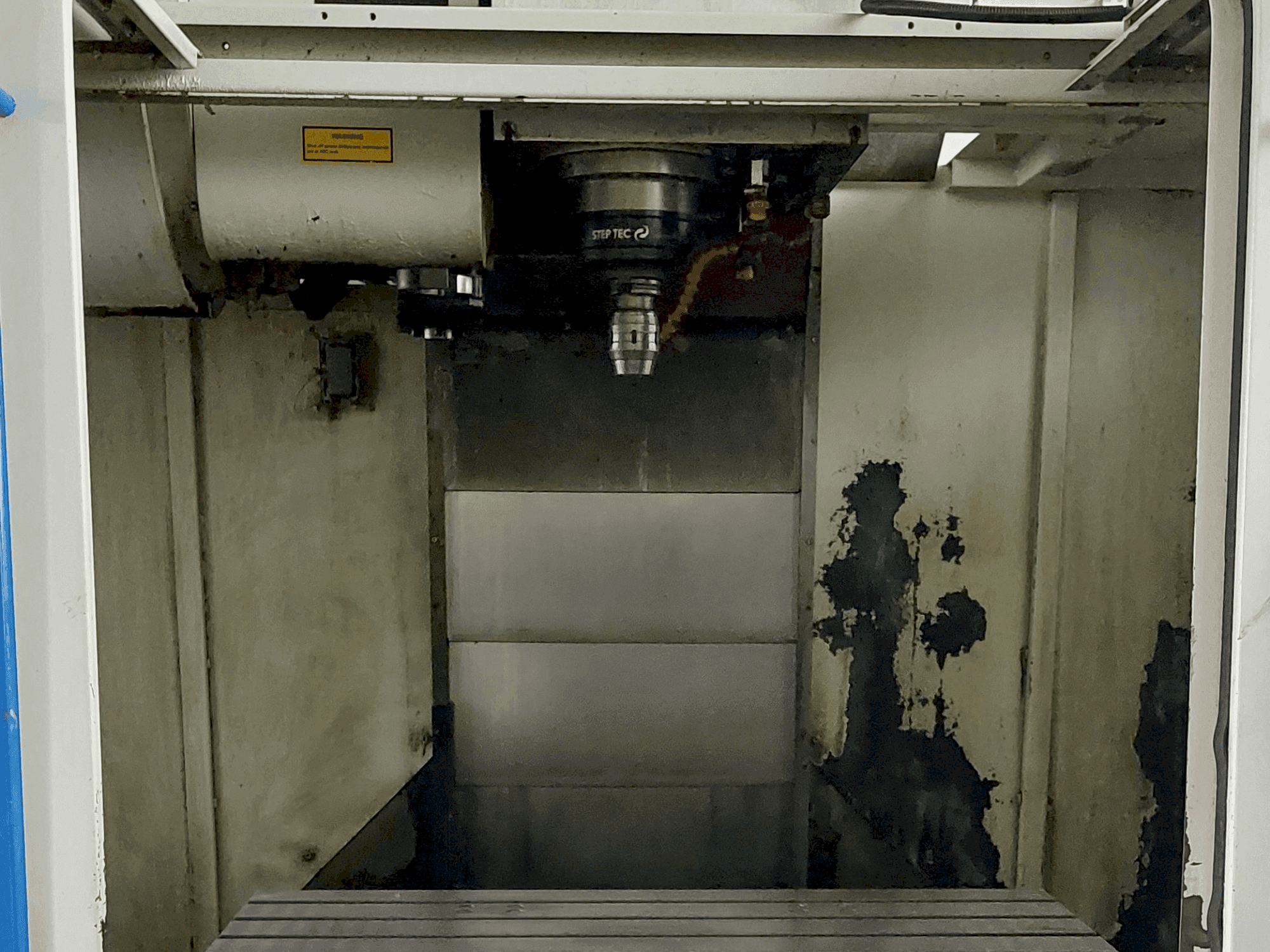 A MIKRON VCE 1000 Pro-X gép elölnézete