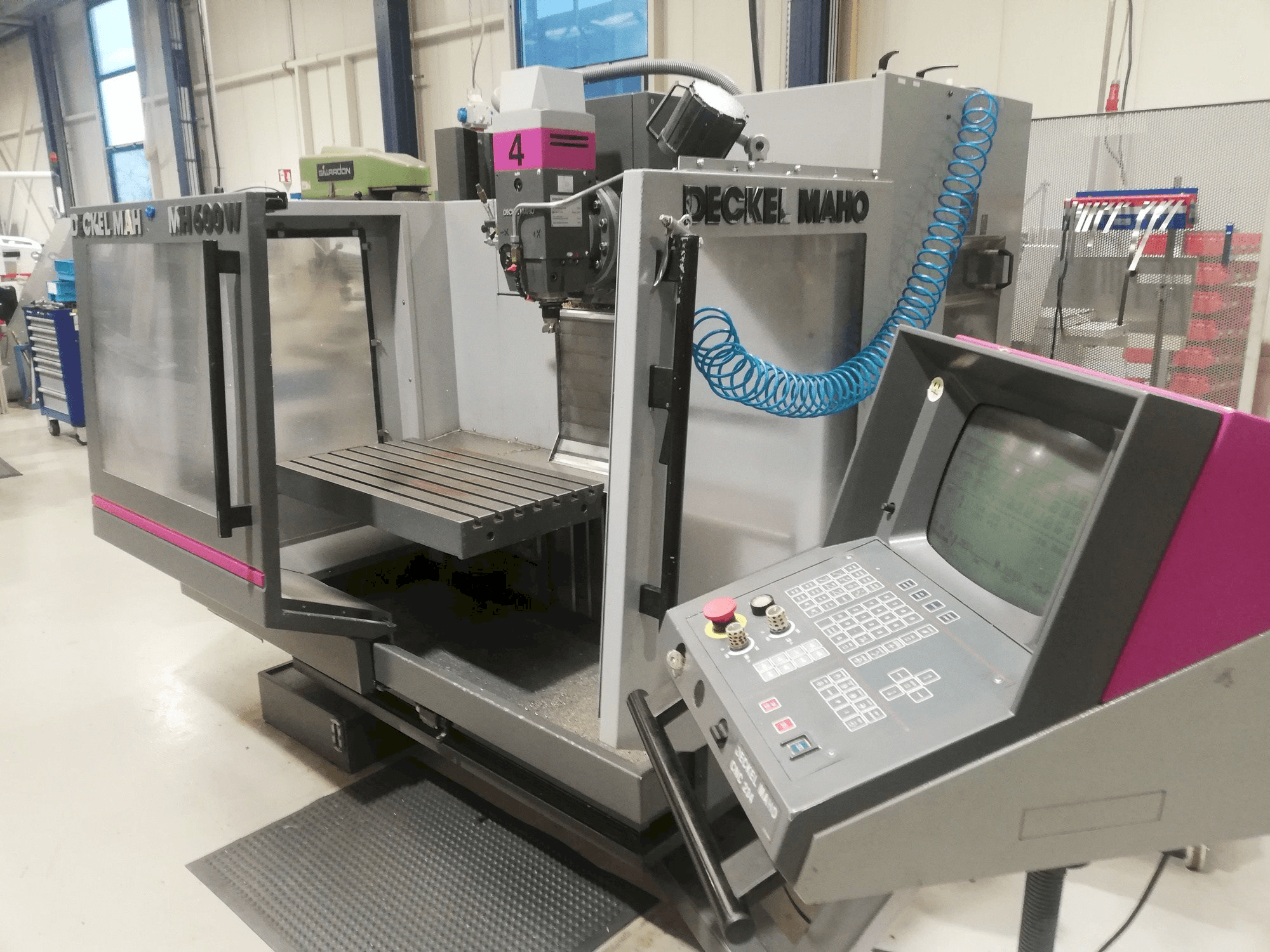 A DECKEL MAHO MH 600W gép elölnézete