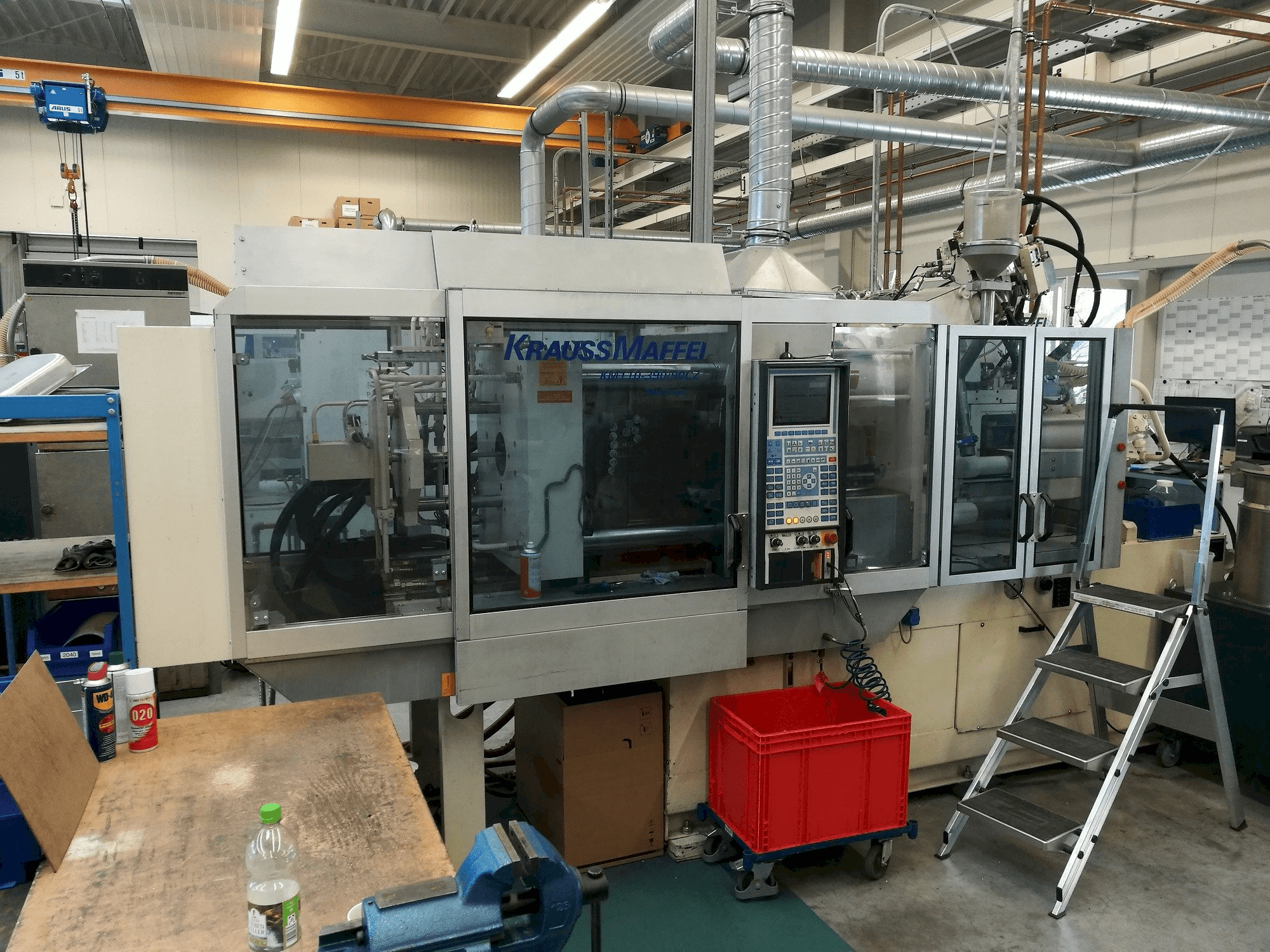 A Krauss Maffei 110-390/90 CZ gép elölnézete