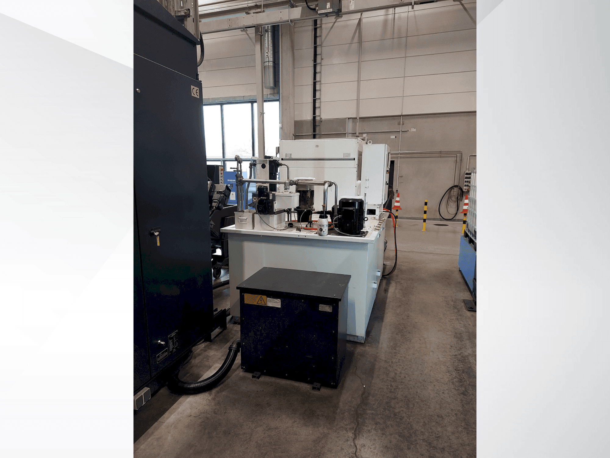 A Makino a81 gép oldalnézete