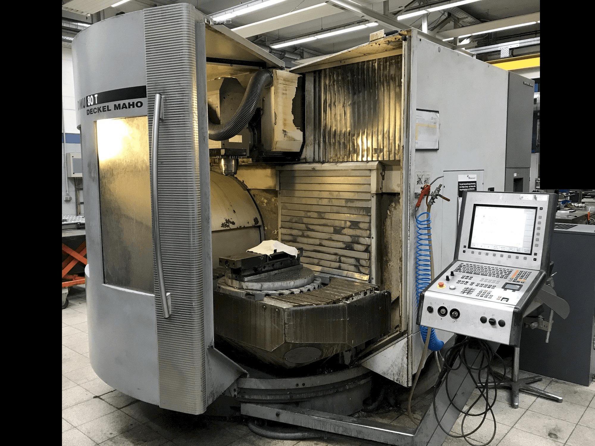 A DECKEL MAHO DMU 80 T gép elölnézete