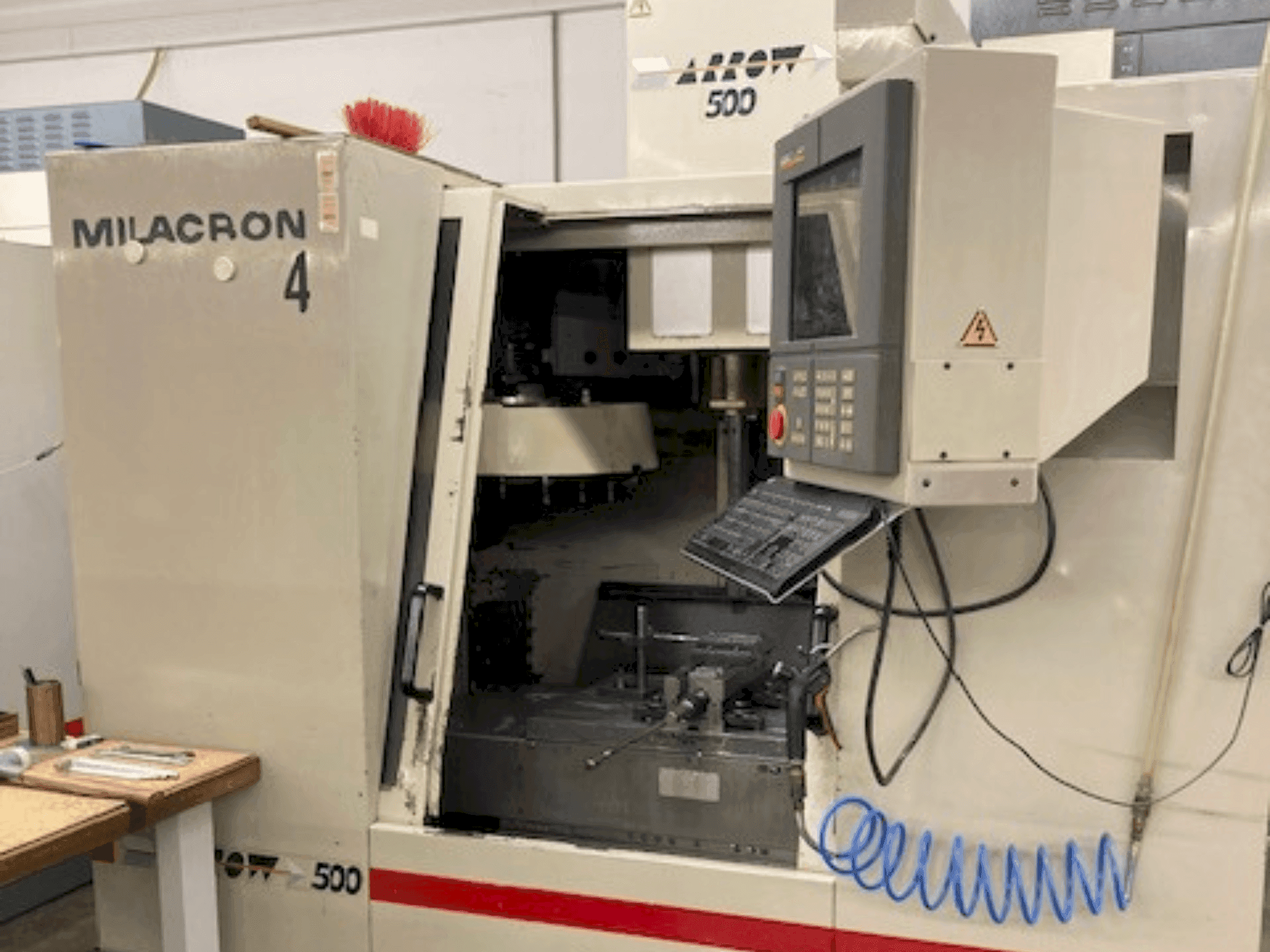 A Cincinnati Milacron Arrow 500 gép elölnézete